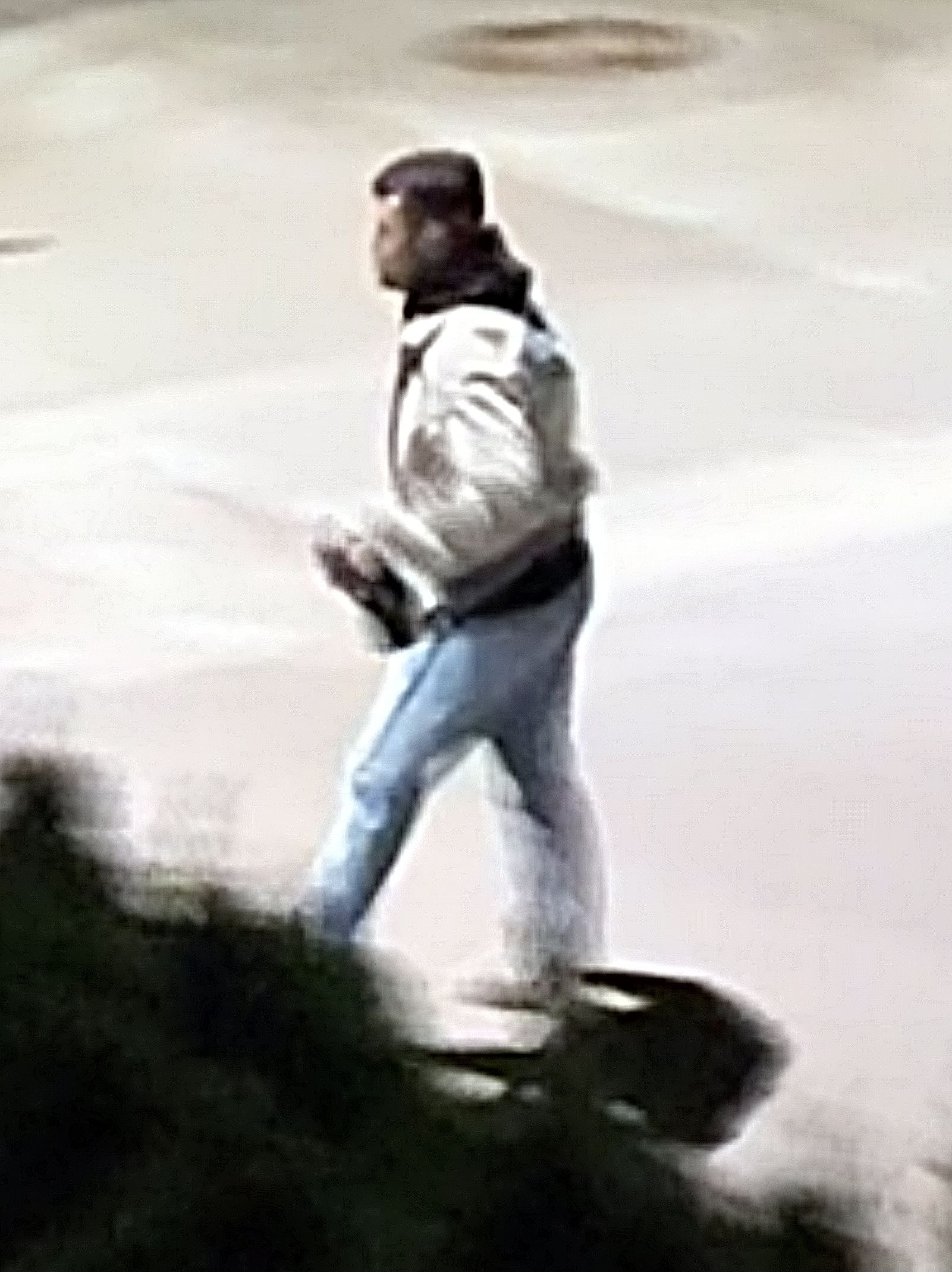 Dieser Mann wird nach dem schweren Raubüberfall und versuchten Mordes in Innsbruck im Mai 2026 gesucht.