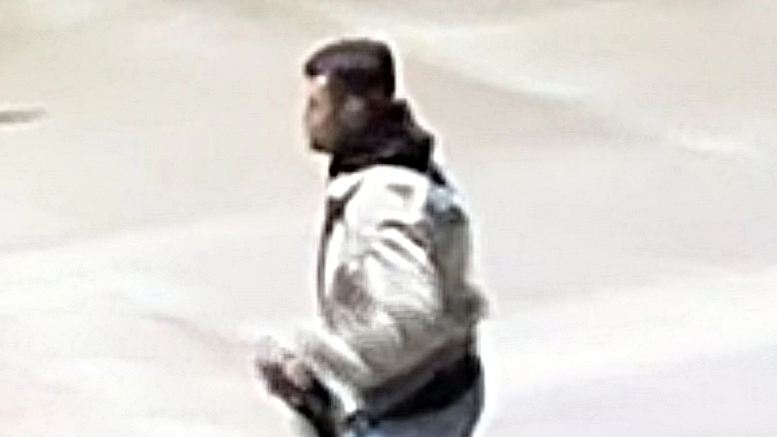 Dieser Mann wird nach dem schweren Raubüberfall und versuchten Mordes in Innsbruck im Mai 2026 gesucht.