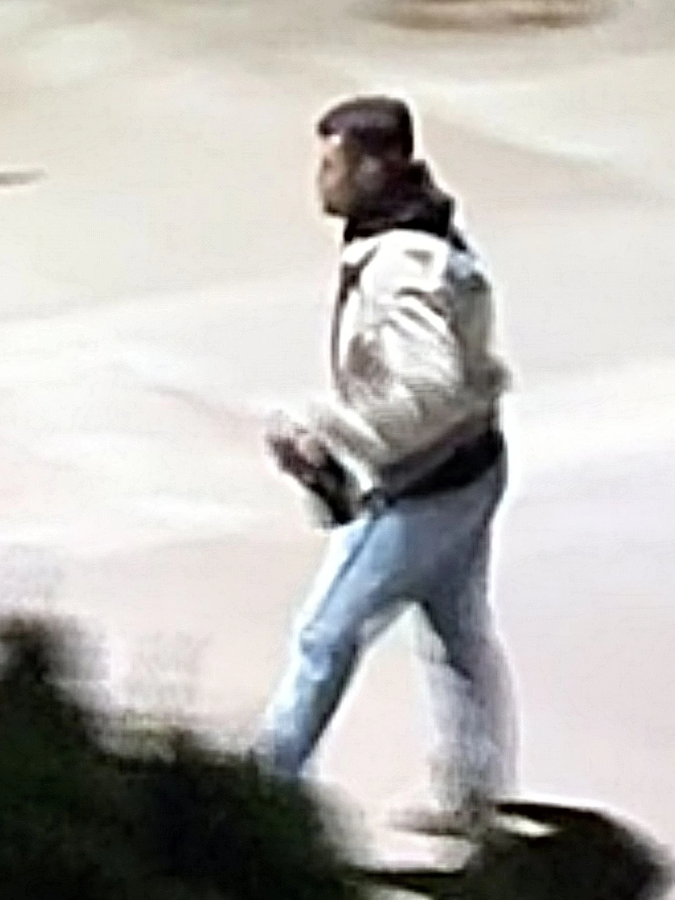 Dieser Mann wird nach dem schweren Raubüberfall und versuchten Mordes in Innsbruck im Mai 2026 gesucht.