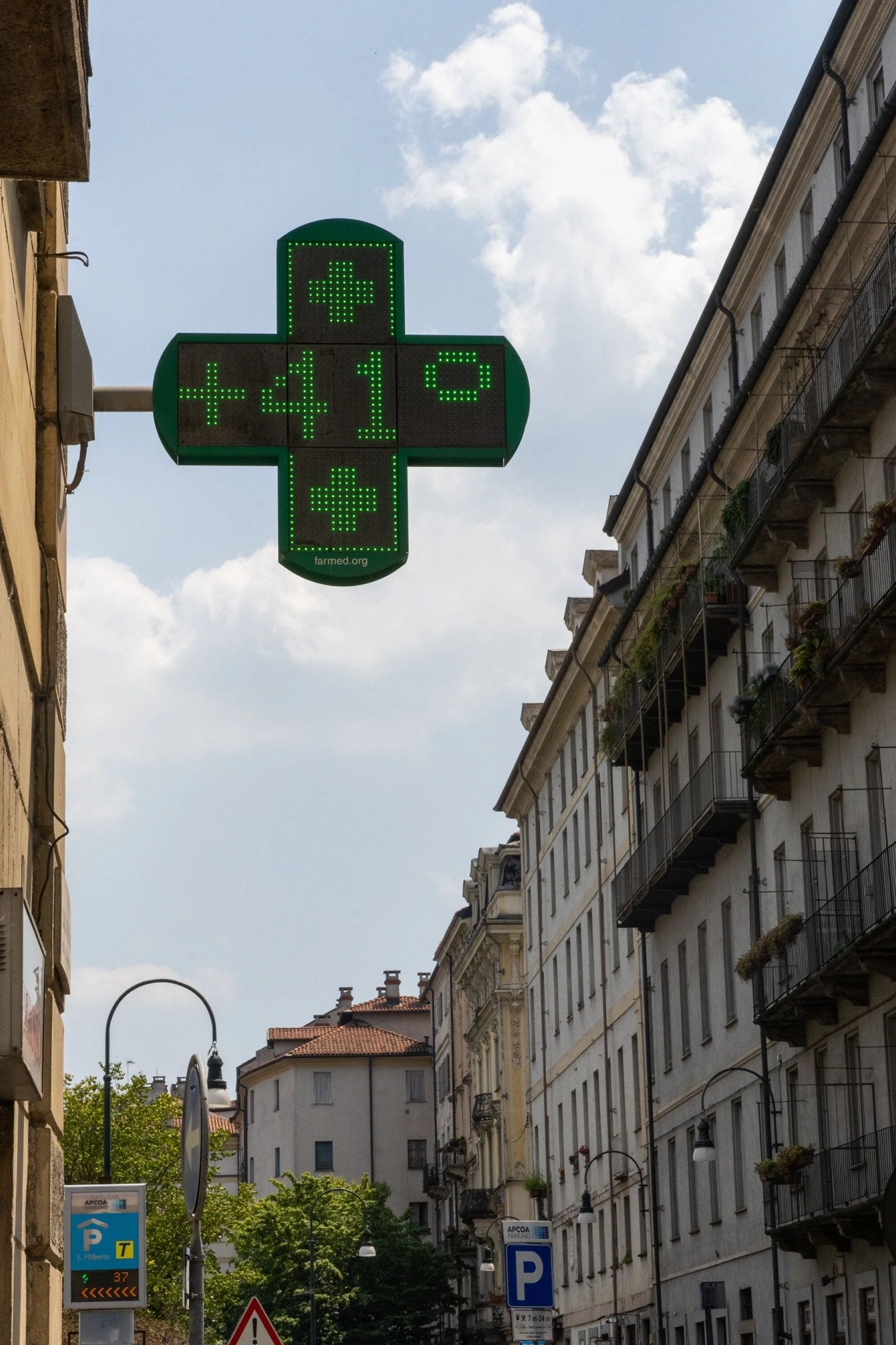 Der Tageshöchstwert im vegagenen Sommer an einer Apotheke in Turin: die Wochenlange Hitzewelle führte zu einer Übersterblichkeit von etwa 50.000 Personen in Europa