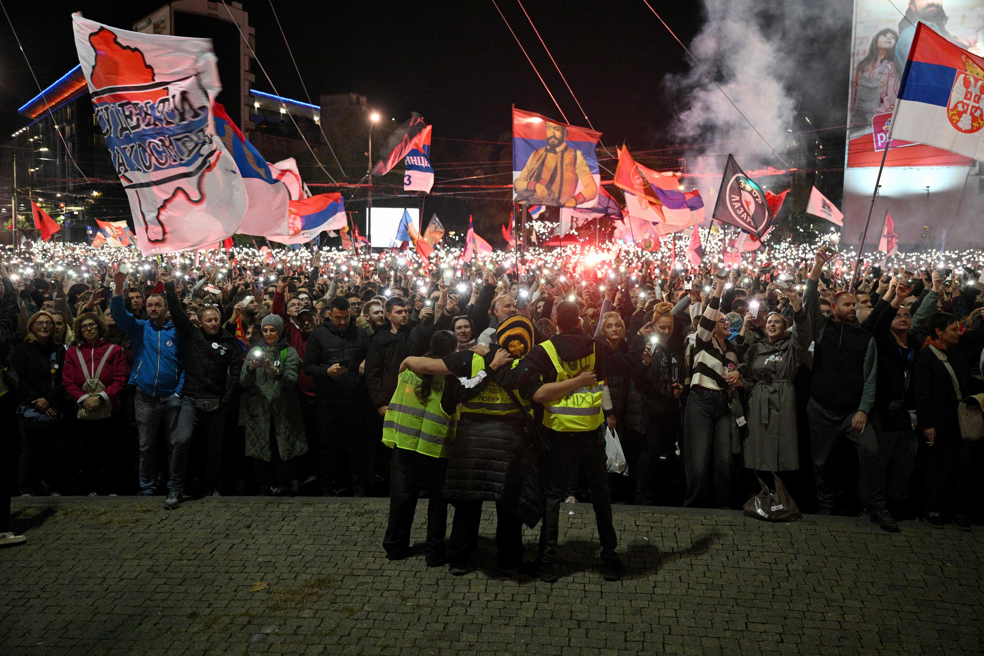 Anhänger der Protest-Bewegung in Serbien nehmen am 22. Oktober 2026 im Zentrum von Belgrad an der abschließenden Wahlkampfkundgebung der unterstützten Wahlliste teil – am 25. Oktober finden vorgezogene Parlamentswahlen statt. Die Wahl folgt auf fast zwei Jahre lang andauernde Studenten-Proteste, die durch den Einsturz einer Bahnhofsüberdachung in Novi Sad im November 2024 ausgelöst wurden.