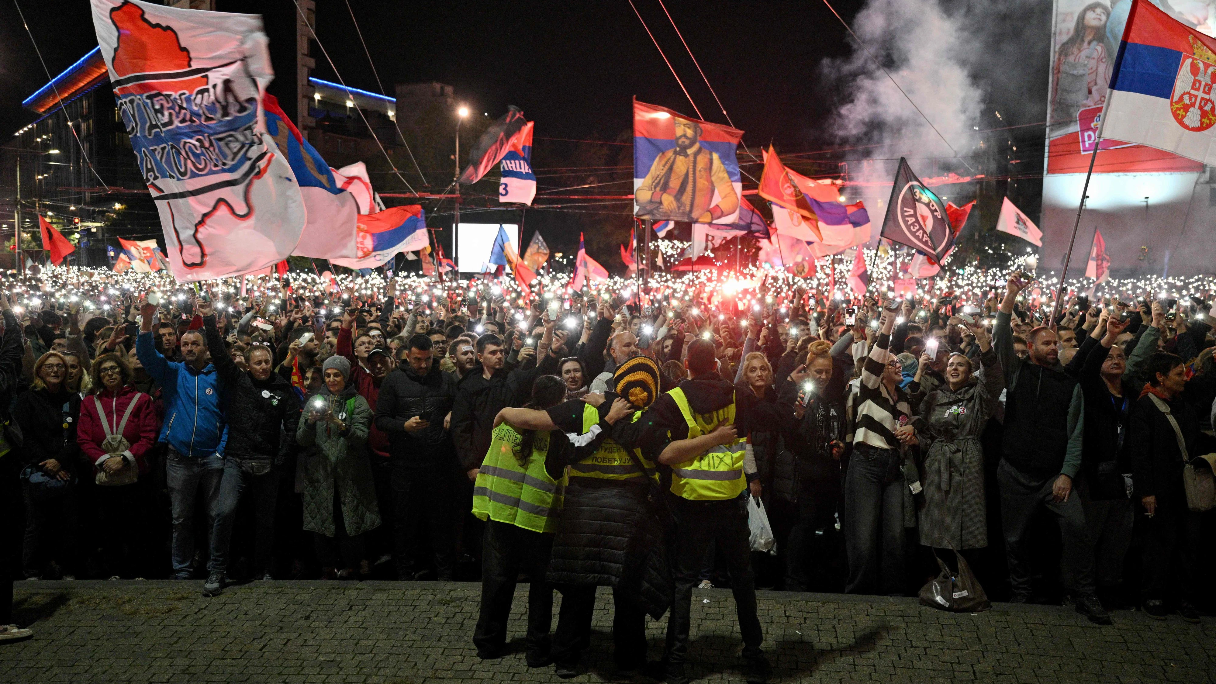 Anhänger der Protest-Bewegung in Serbien nehmen am 22. Oktober 2026 im Zentrum von Belgrad an der abschließenden Wahlkampfkundgebung der unterstützten Wahlliste teil – am 25. Oktober finden vorgezogene Parlamentswahlen statt. Die Wahl folgt auf fast zwei Jahre lang andauernde Studenten-Proteste, die durch den Einsturz einer Bahnhofsüberdachung in Novi Sad im November 2024 ausgelöst wurden.