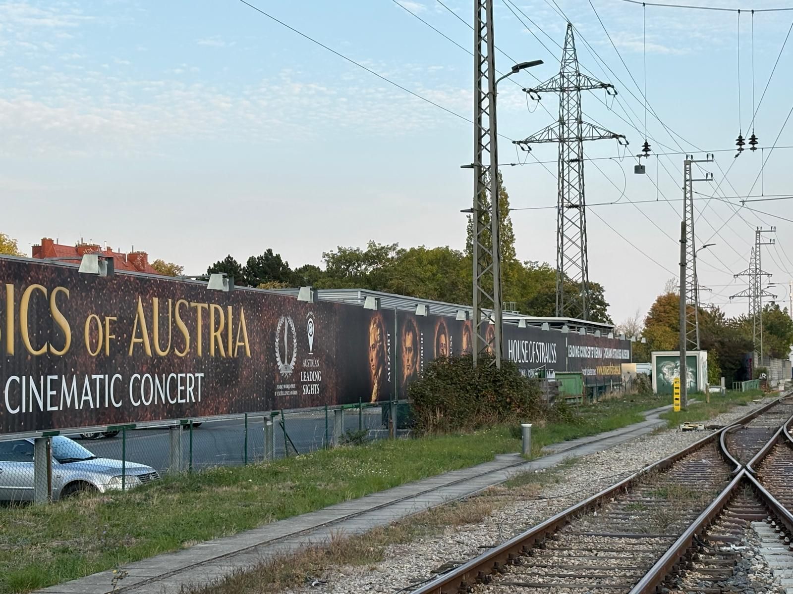 Die unbekannten Täter haben die Plakatwand zerstört.