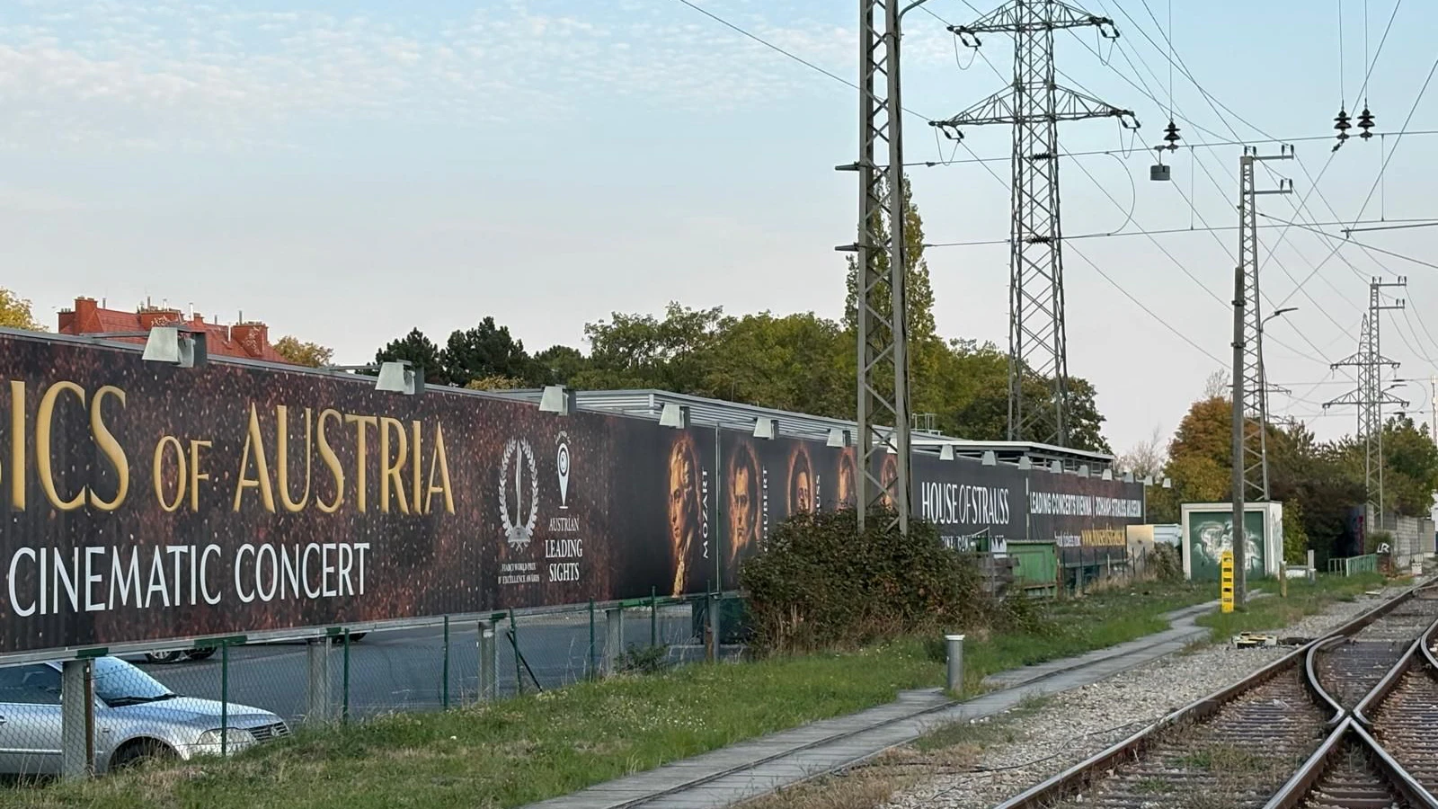Die unbekannten Täter haben die Plakatwand zerstört.