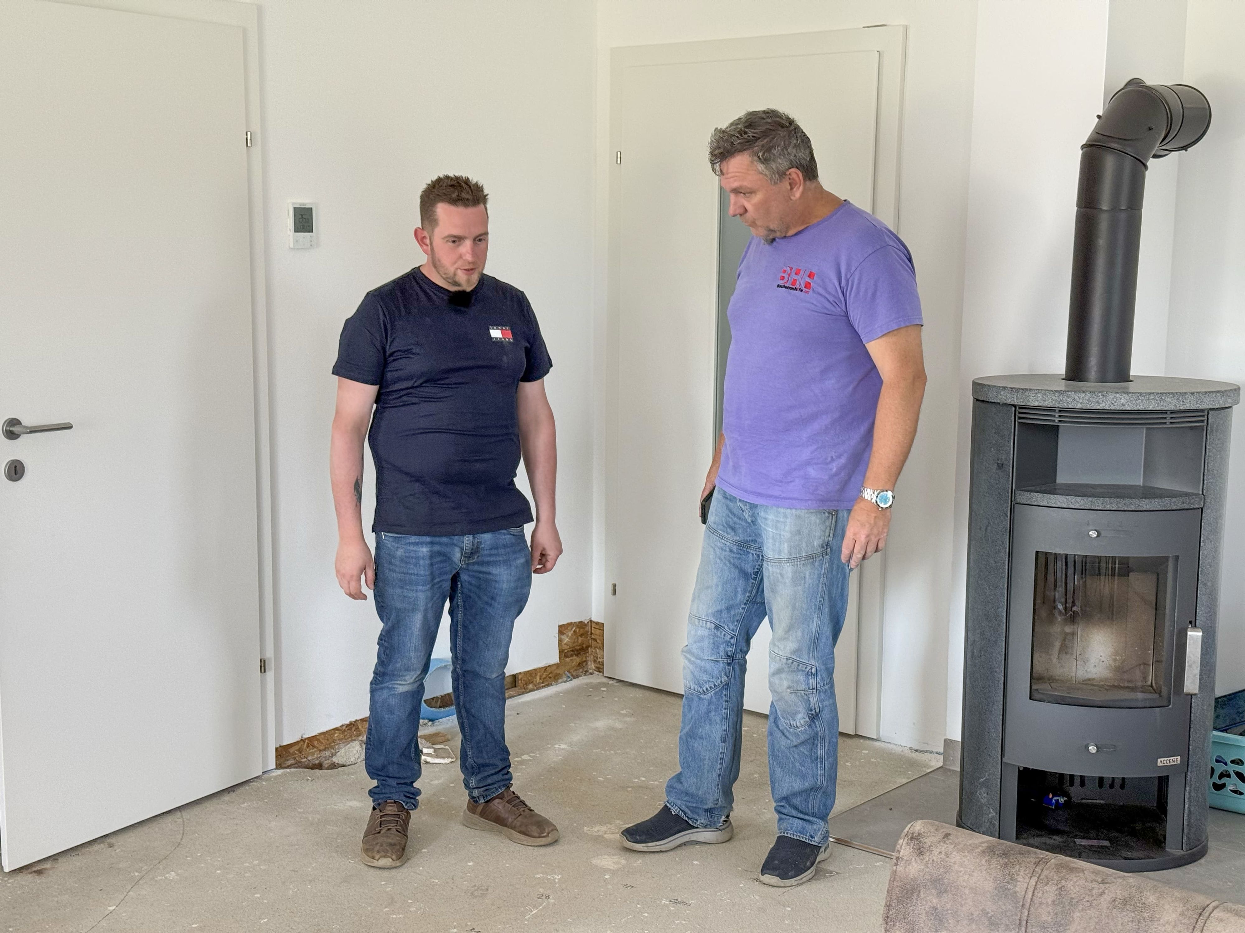 Markus Unterholzer und Günther Nussbaum begutachten das Holzhaus.