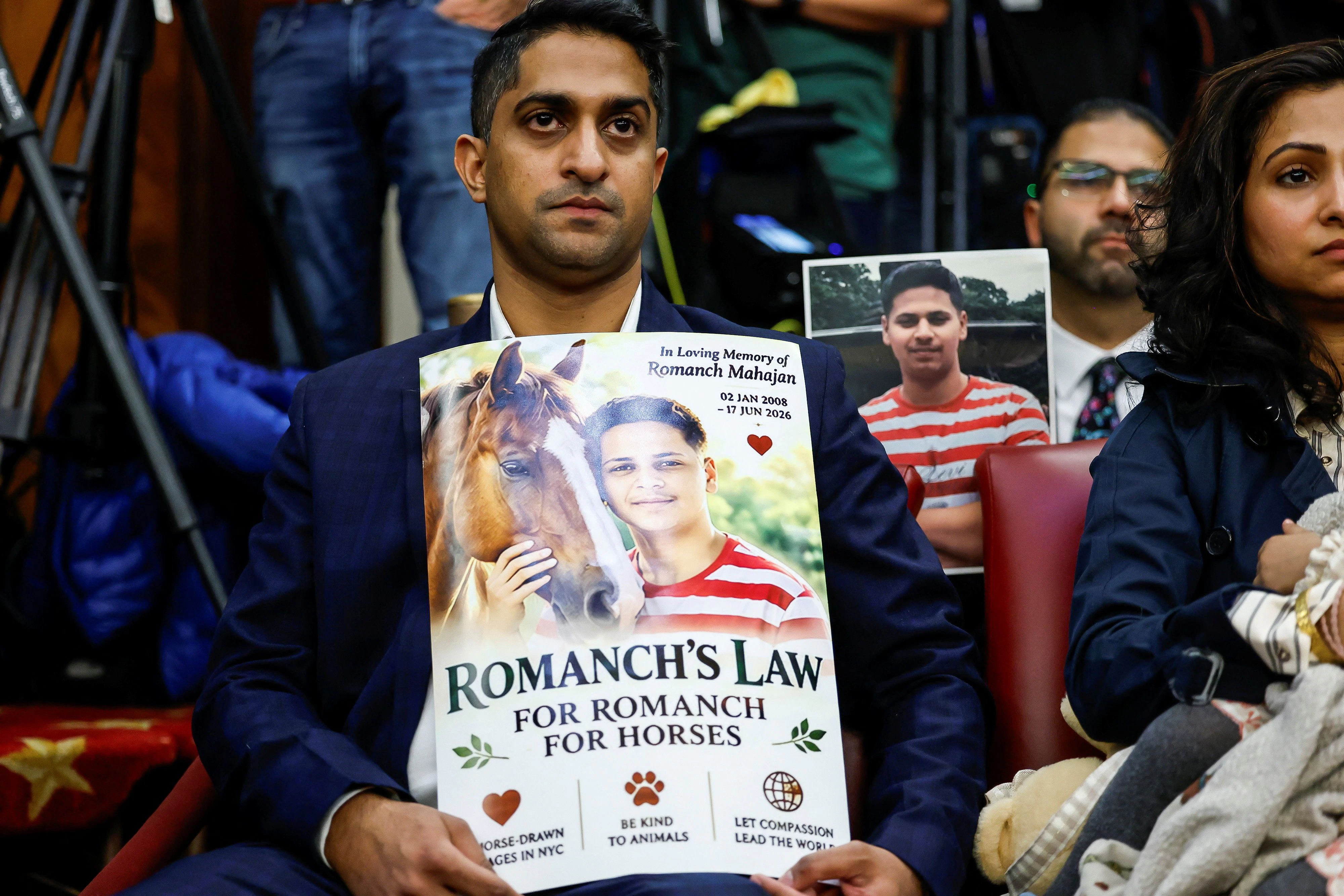 Ließen sich von den Gegnern vor deren Karren spannen: Familienangehörige des 18-jährigen Romanch Mahajan, der im Sommer bei einem Unfall mit einer Kutsche getötet worden ist