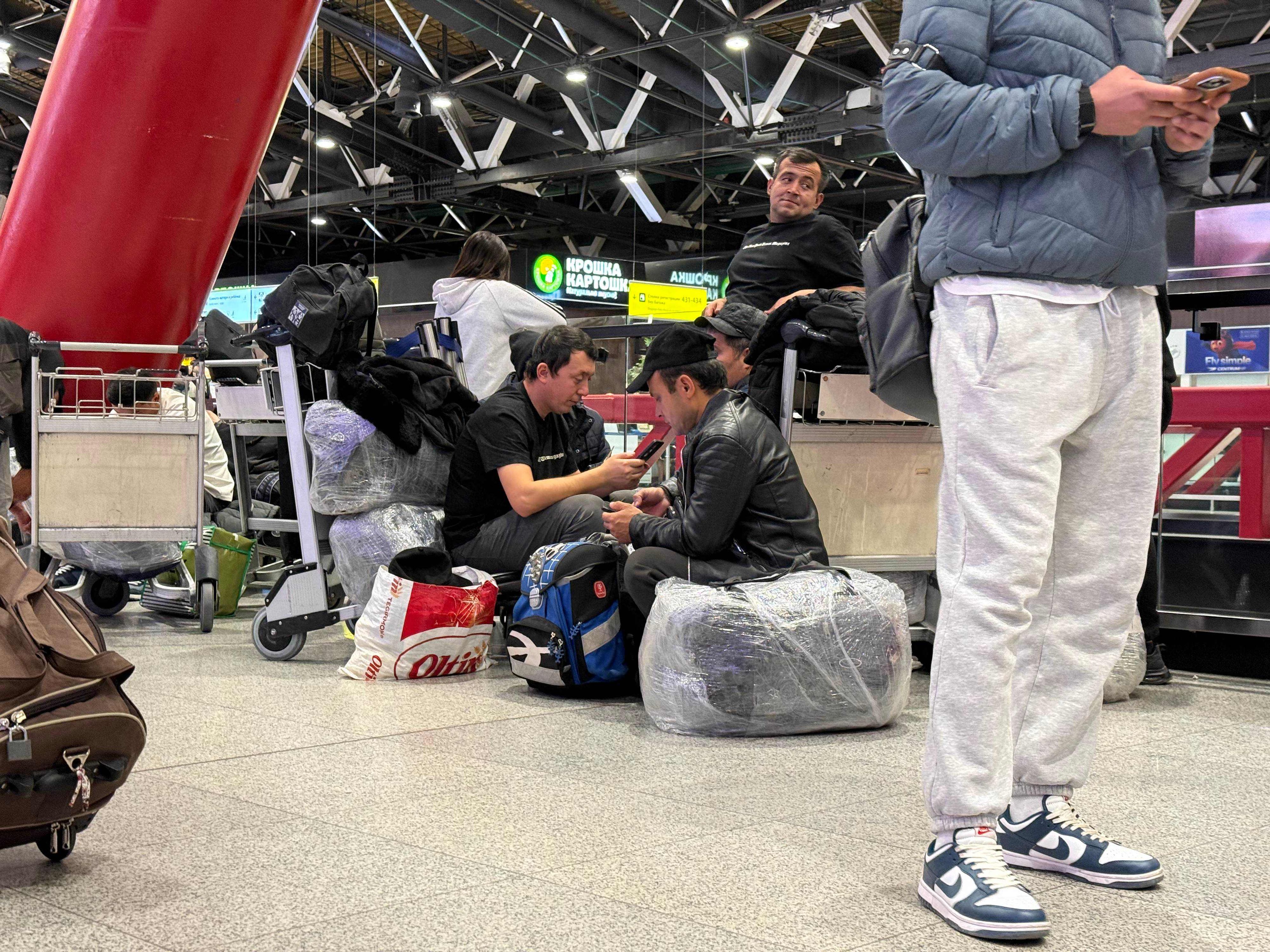 In Moskau mussten zahlreiche Passagiere auf den Flughäfen ausharren.