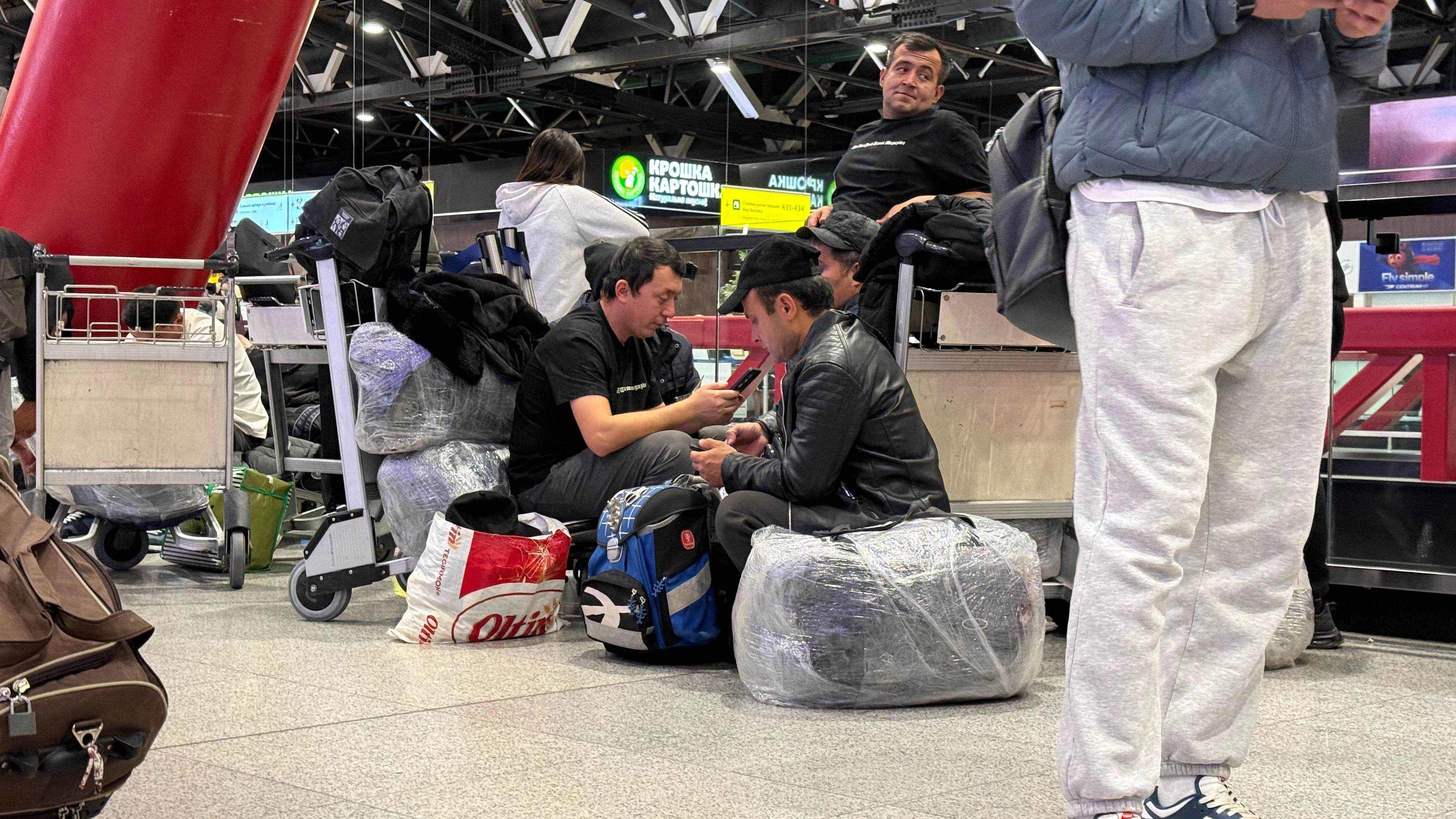 In Moskau mussten zahlreiche Passagiere auf den Flughäfen ausharren.
