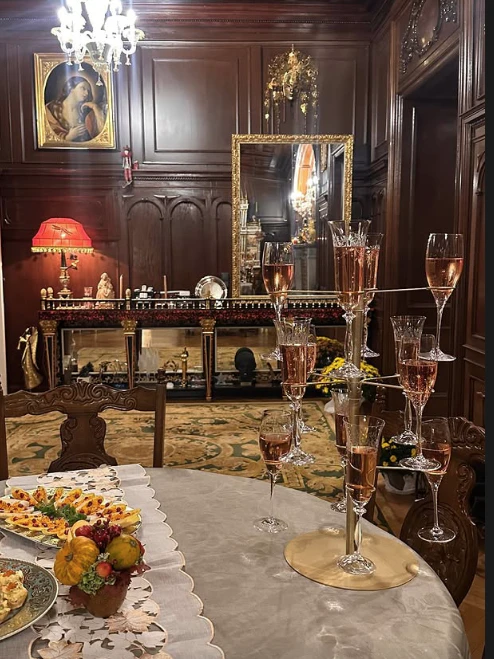 Netrebkos mehrstöckiger, goldener Gläserturm, auf dem Rosé-Champagner serviert wird.