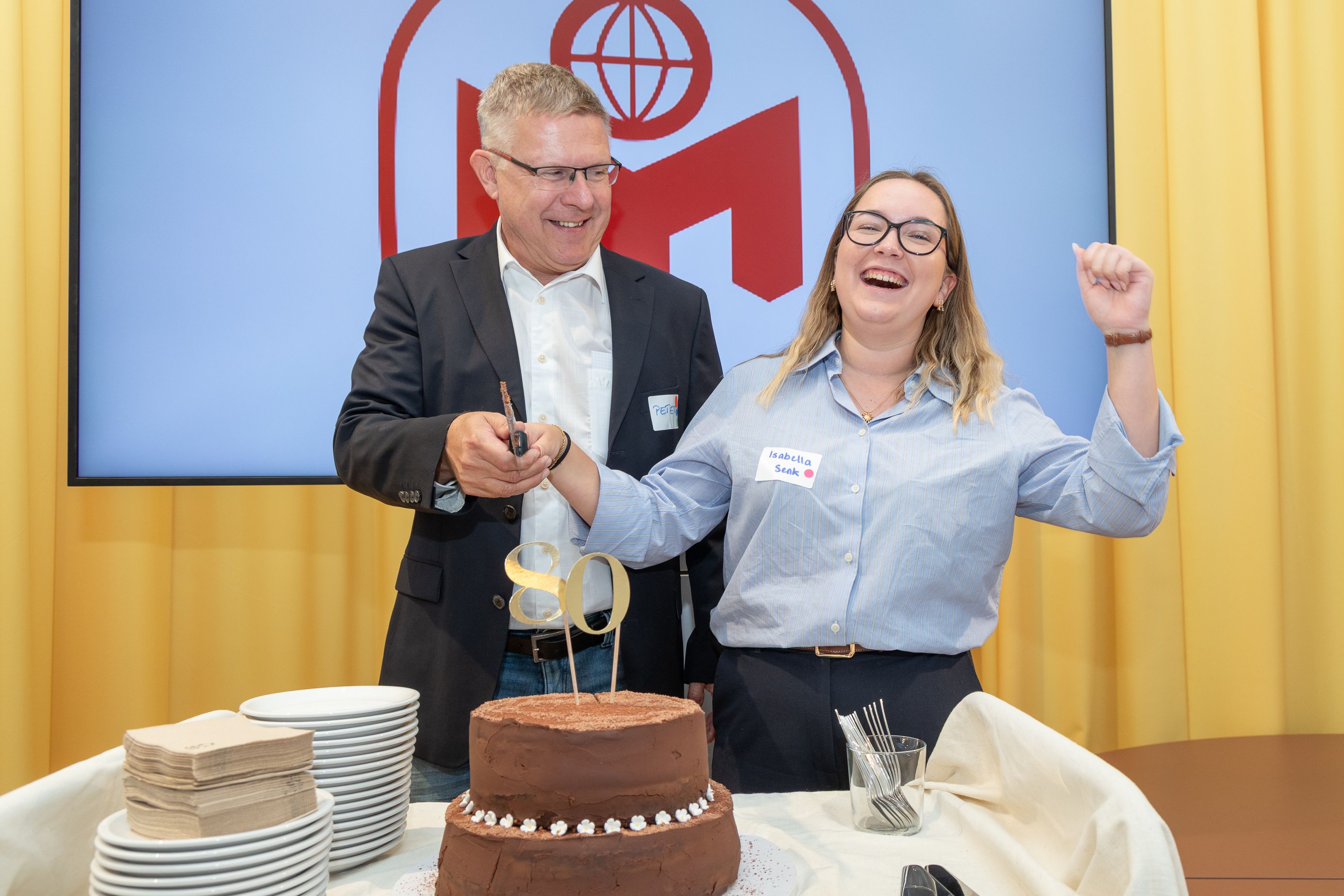 Mensa Österreich Vorsitzender Peter Berger und Bundesschulsprecherin Isabella Senk schneiden gemeinsam die Geburtstagstorte an