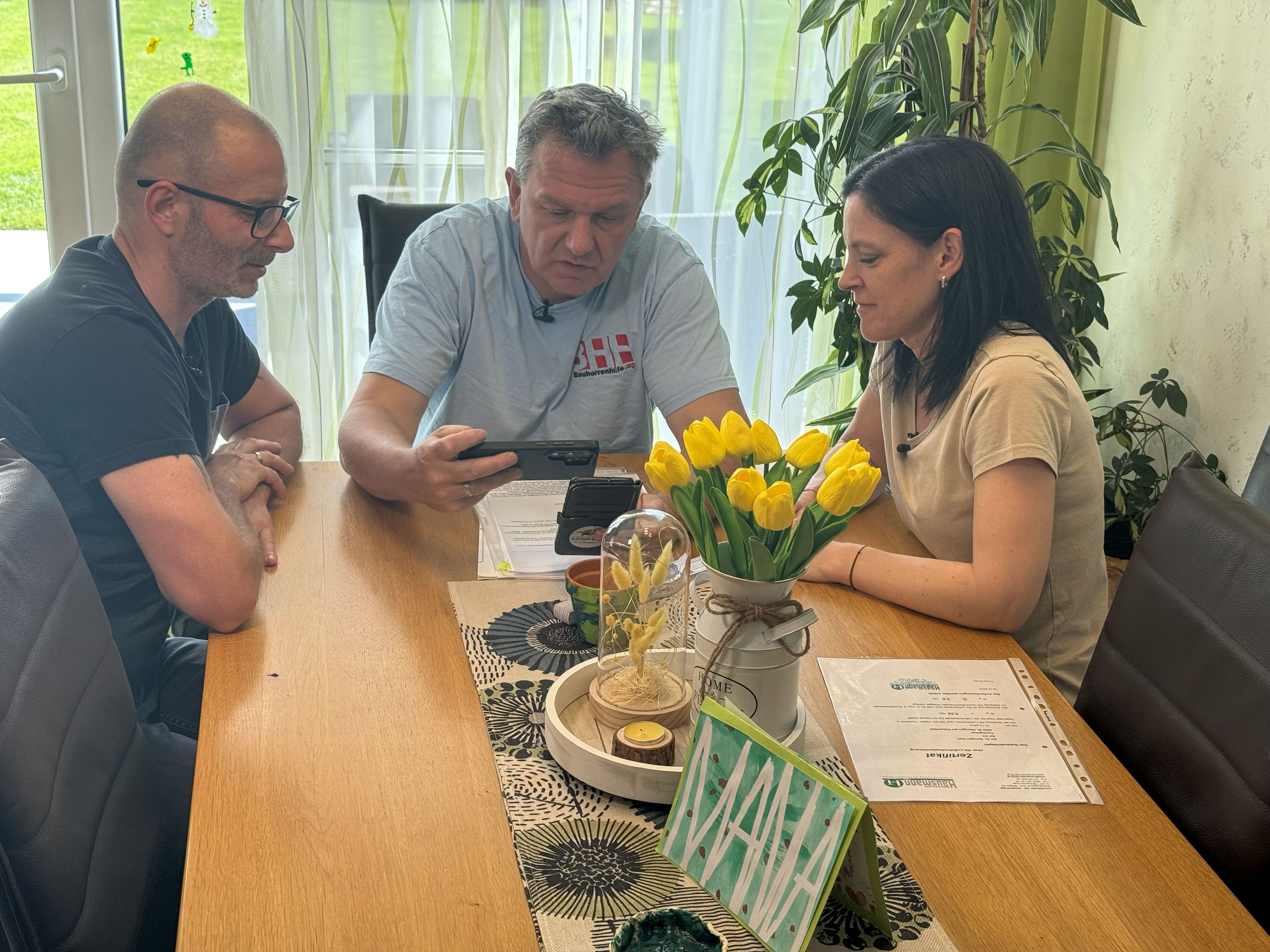 Claudia und Markus Dyck bei der Unterlagenbesprechung mit Güthner Nussbaum.