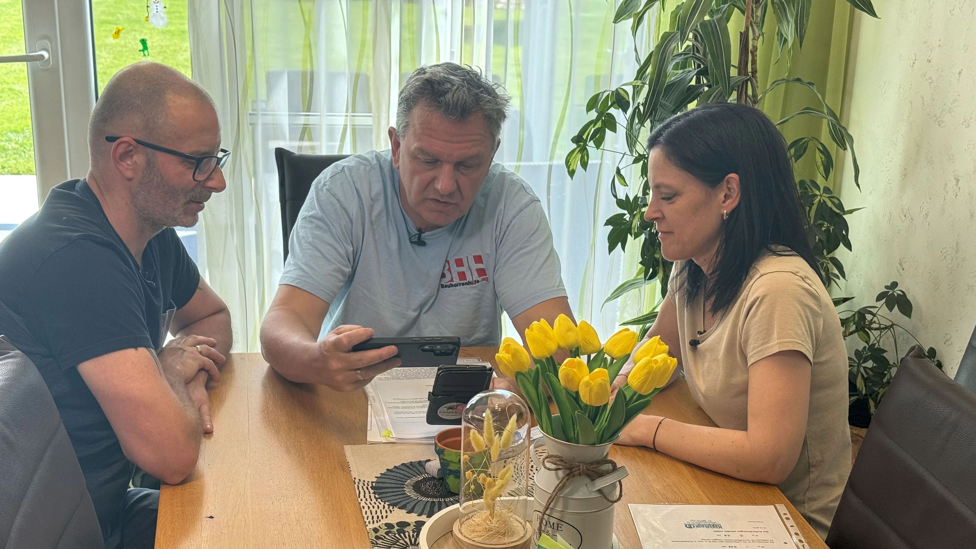 Claudia und Markus Dyck bei der Unterlagenbesprechung mit Güthner Nussbaum.