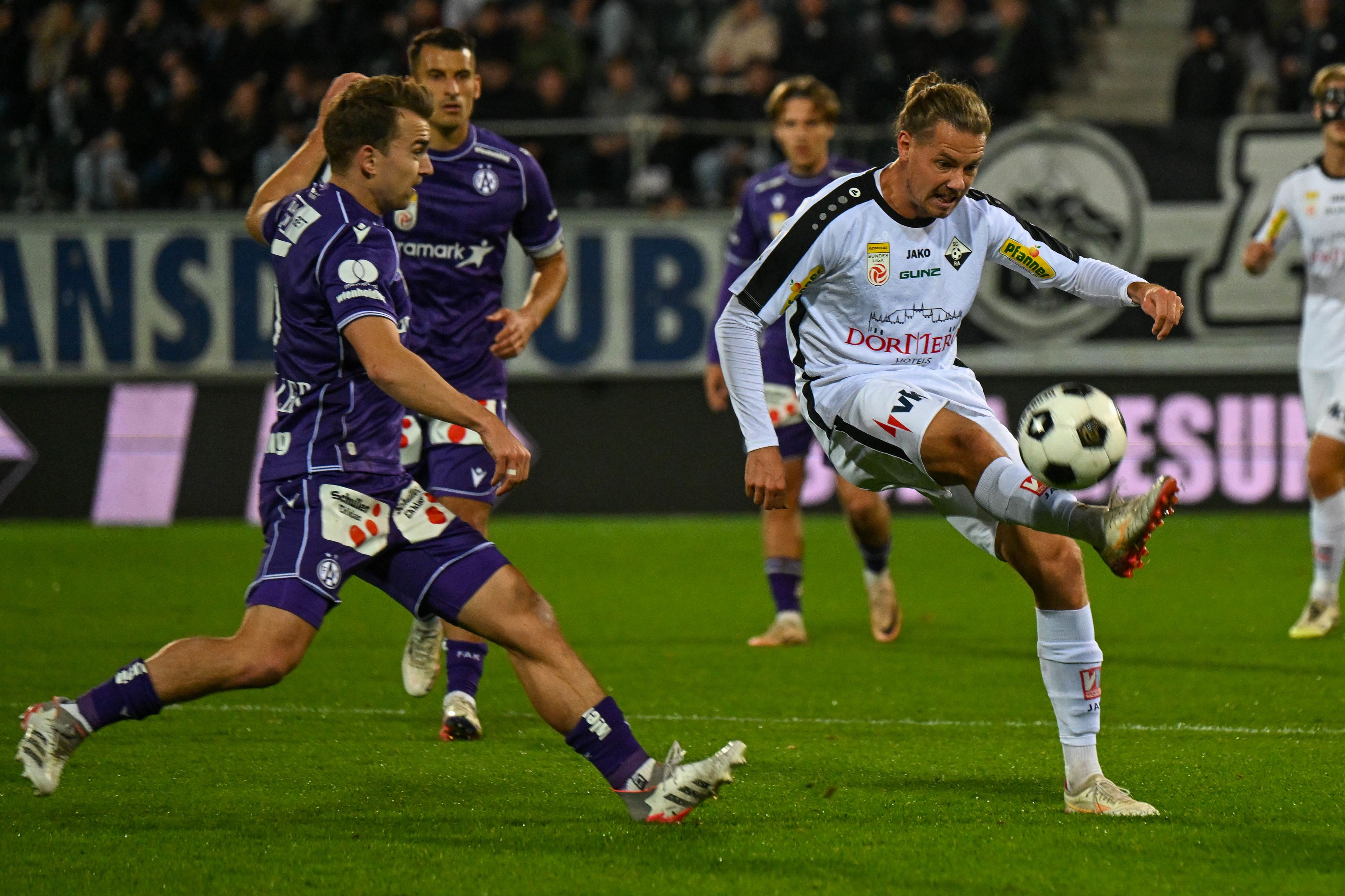 Patrick Greil im Duell gegen die Wiener Austria. 