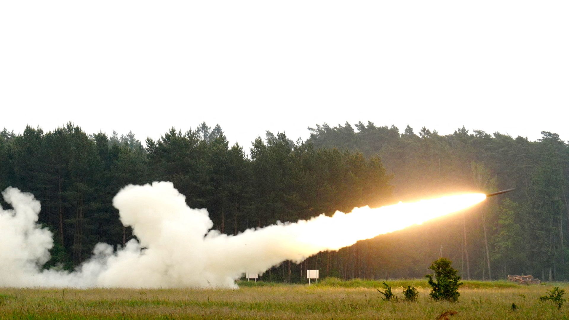 Bei einer Schießübung mit litauischen und US-amerikanischen Truppen im Rahmen der jährlichen Marineübung „Baltops“ in Klaipėda, Litauen, am 5. Juni 2025 wird ein High Mobility Artillery Rocket System (HIMARS) abgefeuert.
