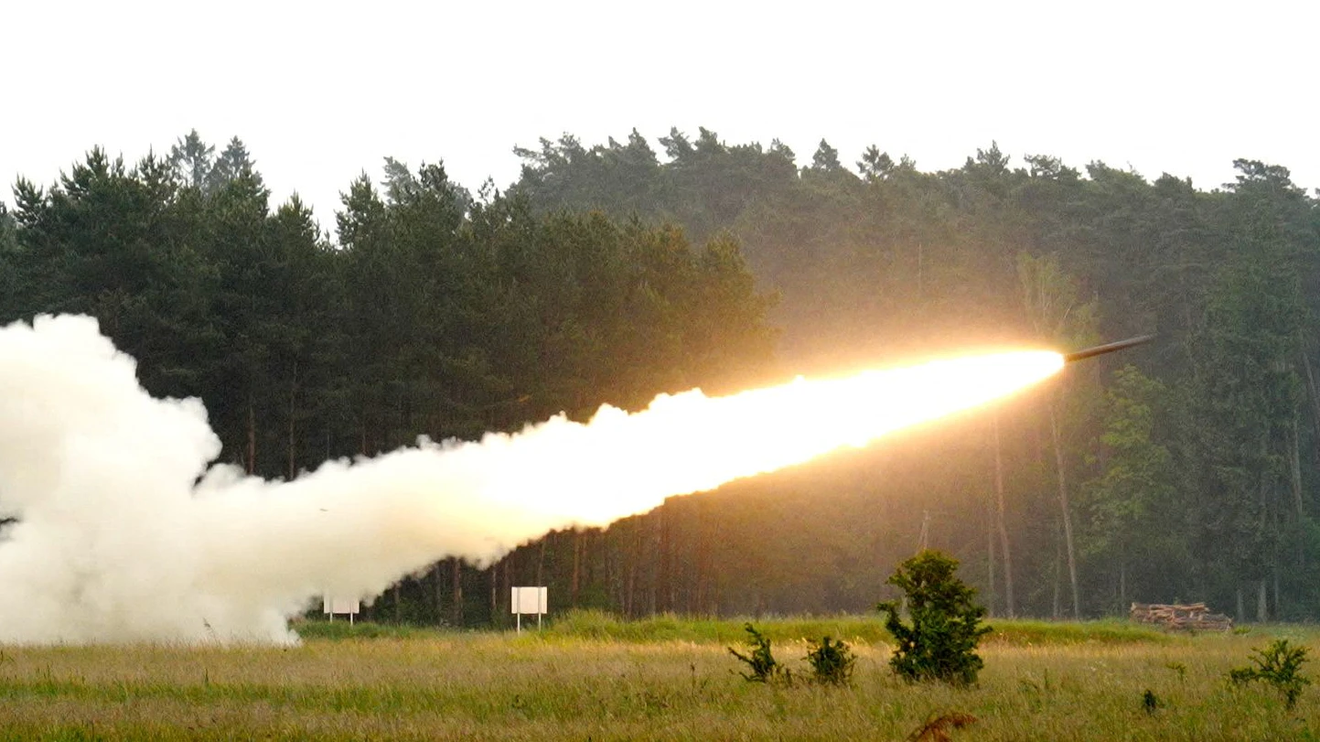Bei einer Schießübung mit litauischen und US-amerikanischen Truppen im Rahmen der jährlichen Marineübung „Baltops“ in Klaipėda, Litauen, am 5. Juni 2025 wird ein High Mobility Artillery Rocket System (HIMARS) abgefeuert.