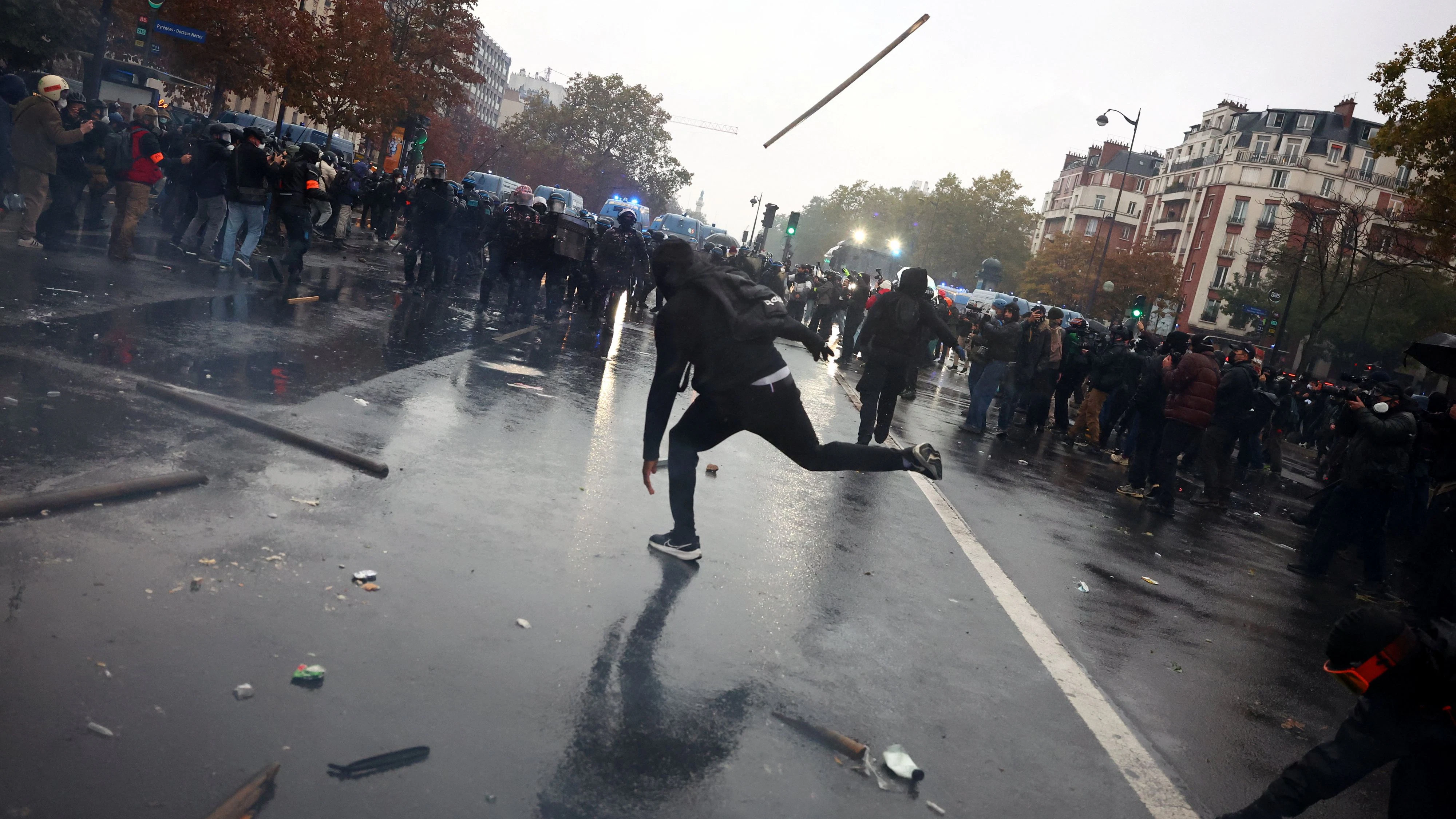 Die Polizei ist mit einem Großaufgebot vor Ort.