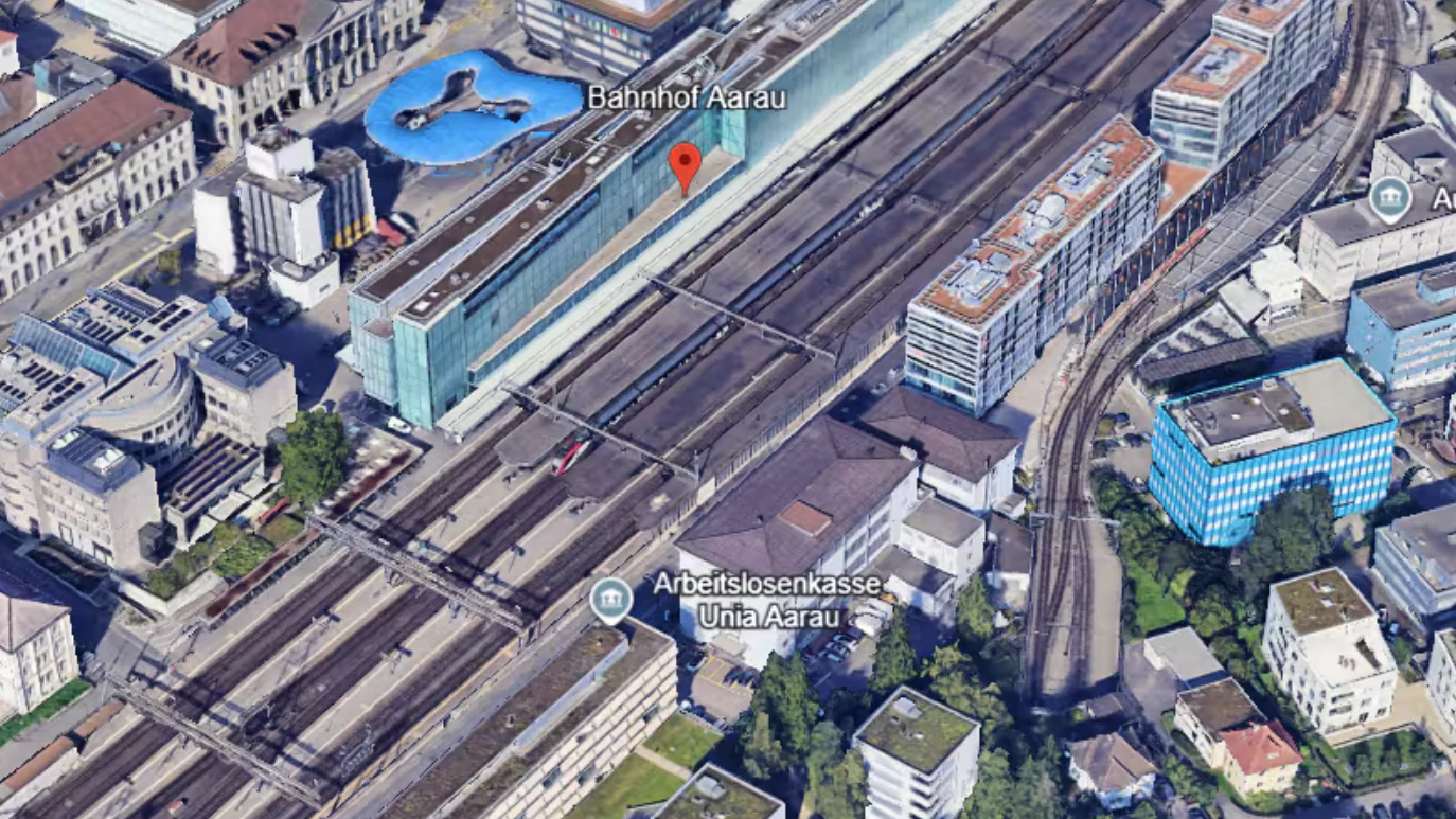 Ein 24-Jähriger ist am Freitagabend beim Bahnhof Aarau von einem Güterzug erfasst worden und gestorben.