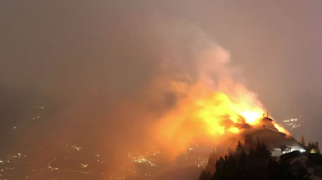 Das Kehlsteinhaus steht in Flammen.