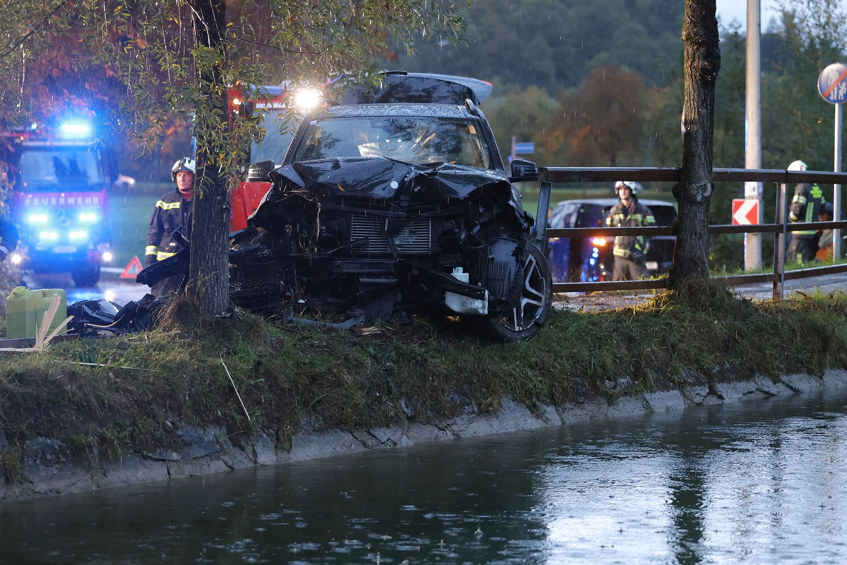 SUV kracht in Salzburg-Riedenburg gegen Baum.