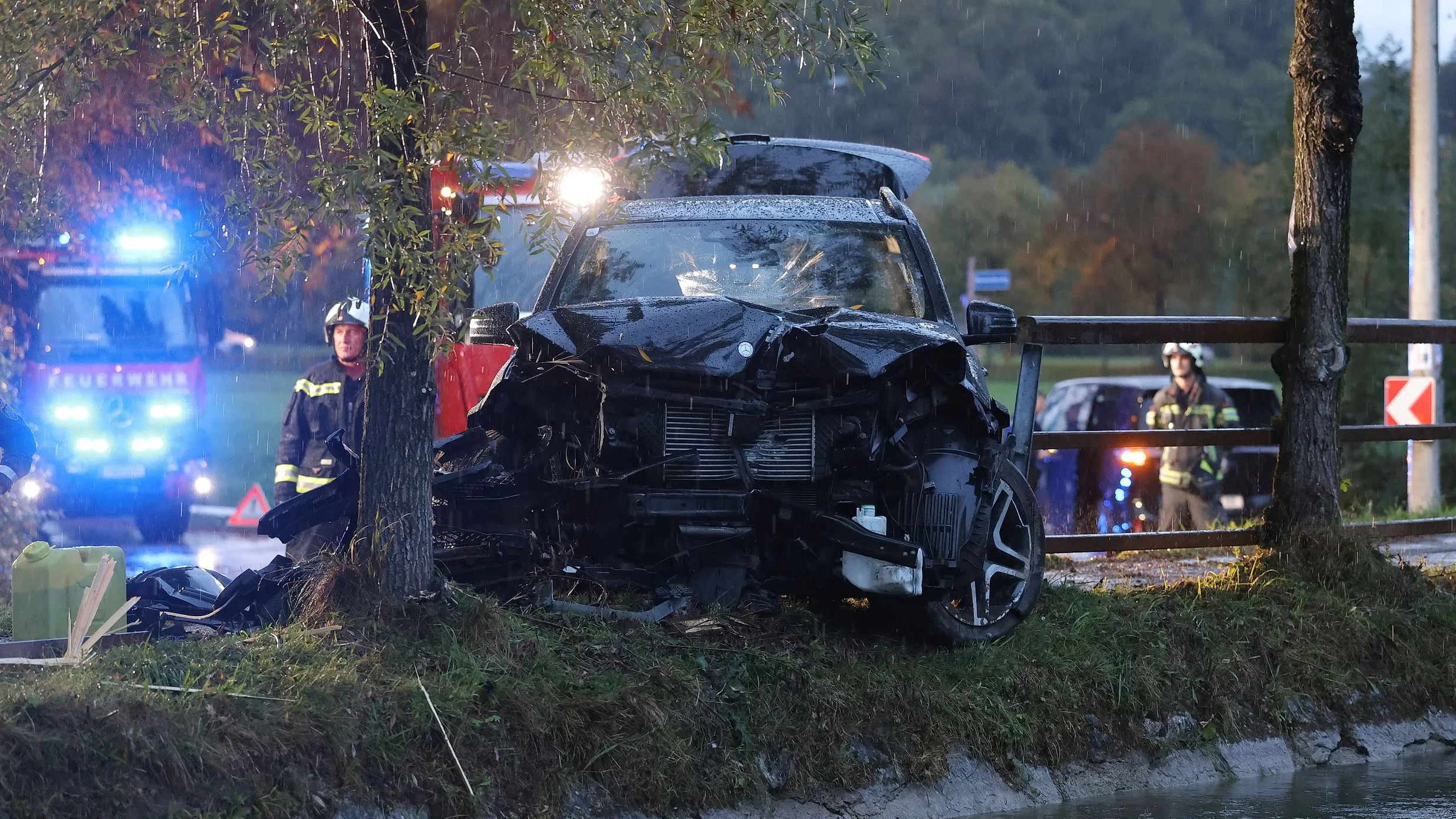 SUV kracht in Salzburg-Riedenburg gegen Baum.