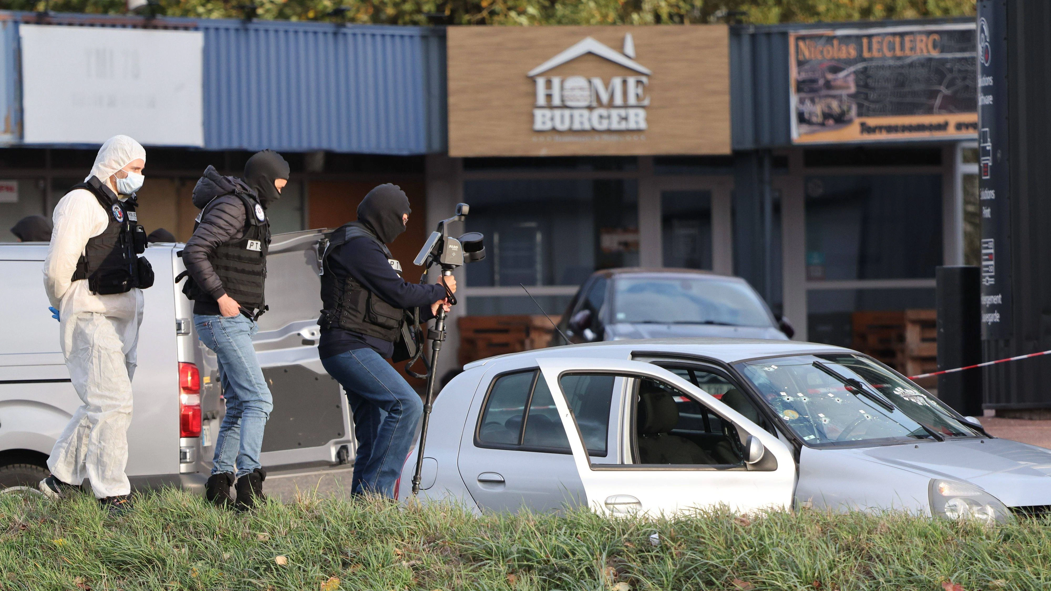 TRAPPES SHOOTER PHOTO PQR LE PARISIEN Le Parisien Arnaud Journois Coignières October 23, 2026 Coignières, Yvelines, October 23, 2026 Trappes Shooting The suspects car in Coignières Photo: Le Parisien Arnaud Journois Coignières, France, October 23, 2026 The car belonging to the suspect arrested following a shooting in Trappes, in the Yvelines region. The incident left one person dead and four others injured. An investigation is underway. Coignières, 78, France PUBLICATIONxNOTxINxFRAxBELxSUIxUK Copyright: xPHOTOPQR/LExPARISIEN/MAXPPPxLexParisienx/xArnaudxJournoisx 20261023LPA4781 20261023LPA4781