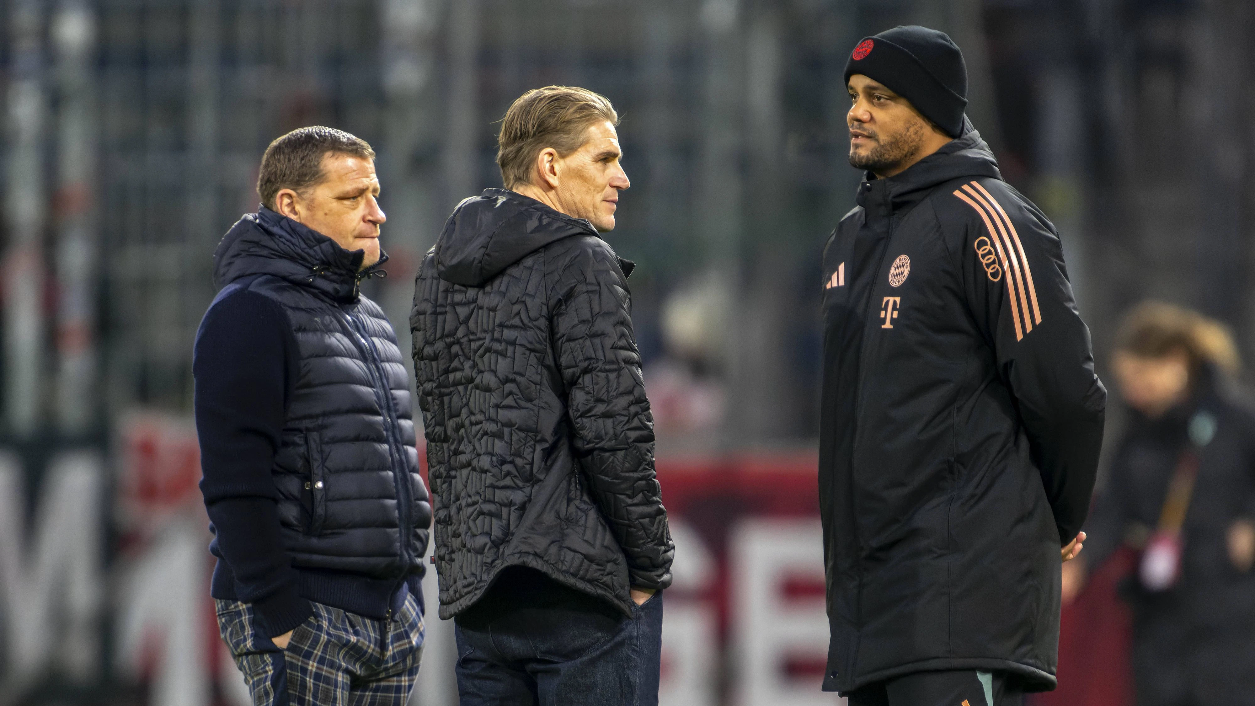 06.01.2025, Fussball 1. Bundesliga 2024/2025, Testspiel: RB Salzburg - FC Bayern München, in der Red Bull Arena Salzburg. v.li: Sportvorstand Max Eberl Bayern München mit Sportdirektor Christoph Freund Bayern München und Trainer Vincent Kompany FC Bayern München *** 06 01 2025, Soccer 1 Bundesliga 2024 2025, Test match RB Salzburg FC Bayern Munich, in the Red Bull Arena Salzburg from left