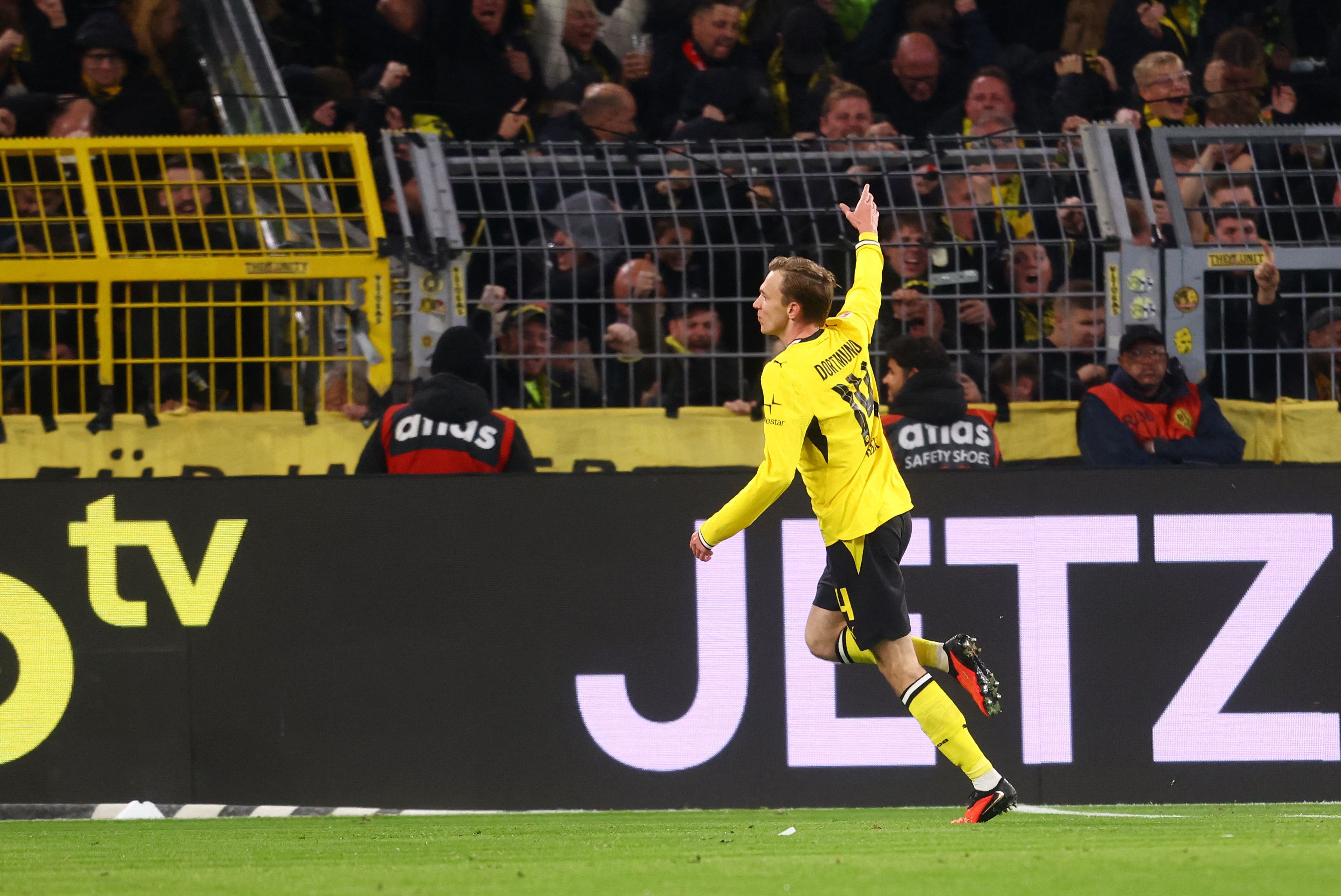 Borussia Dortmund feiert den Heimsieg gegen Eintracht Frankfurt. 