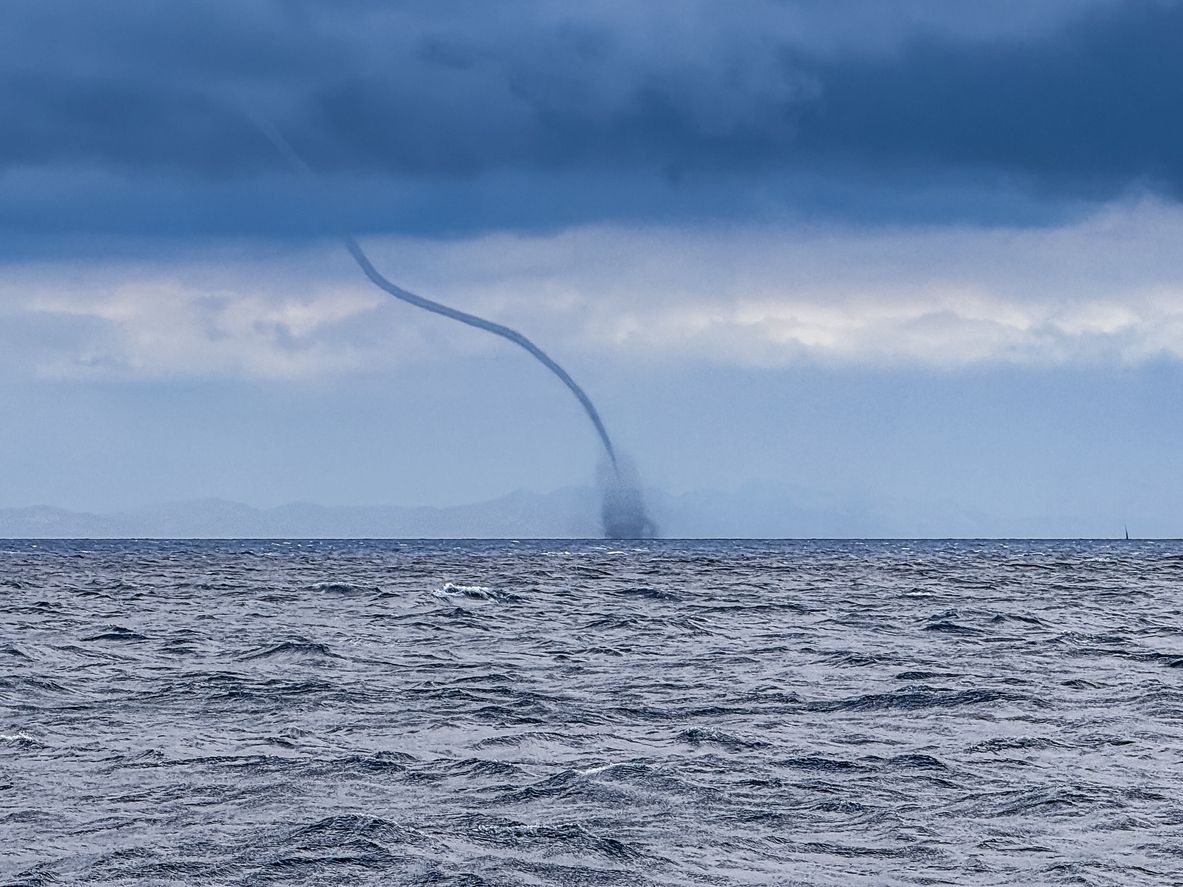 Der Tornado näherte sich der Küste.