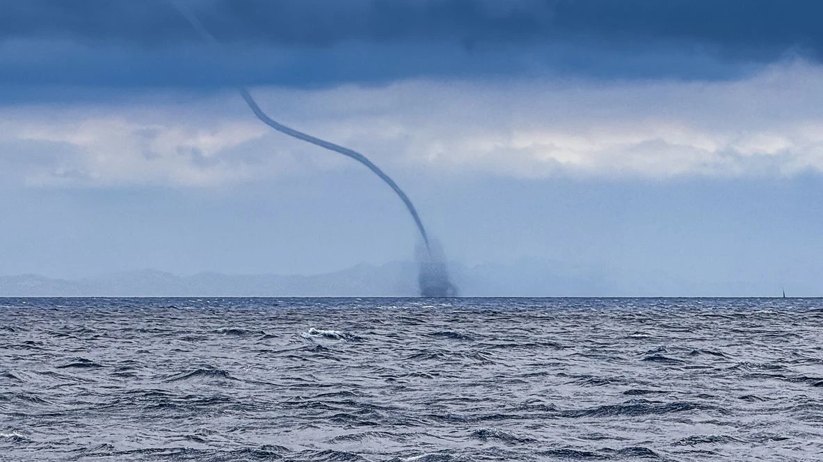 Der Tornado näherte sich der Küste.