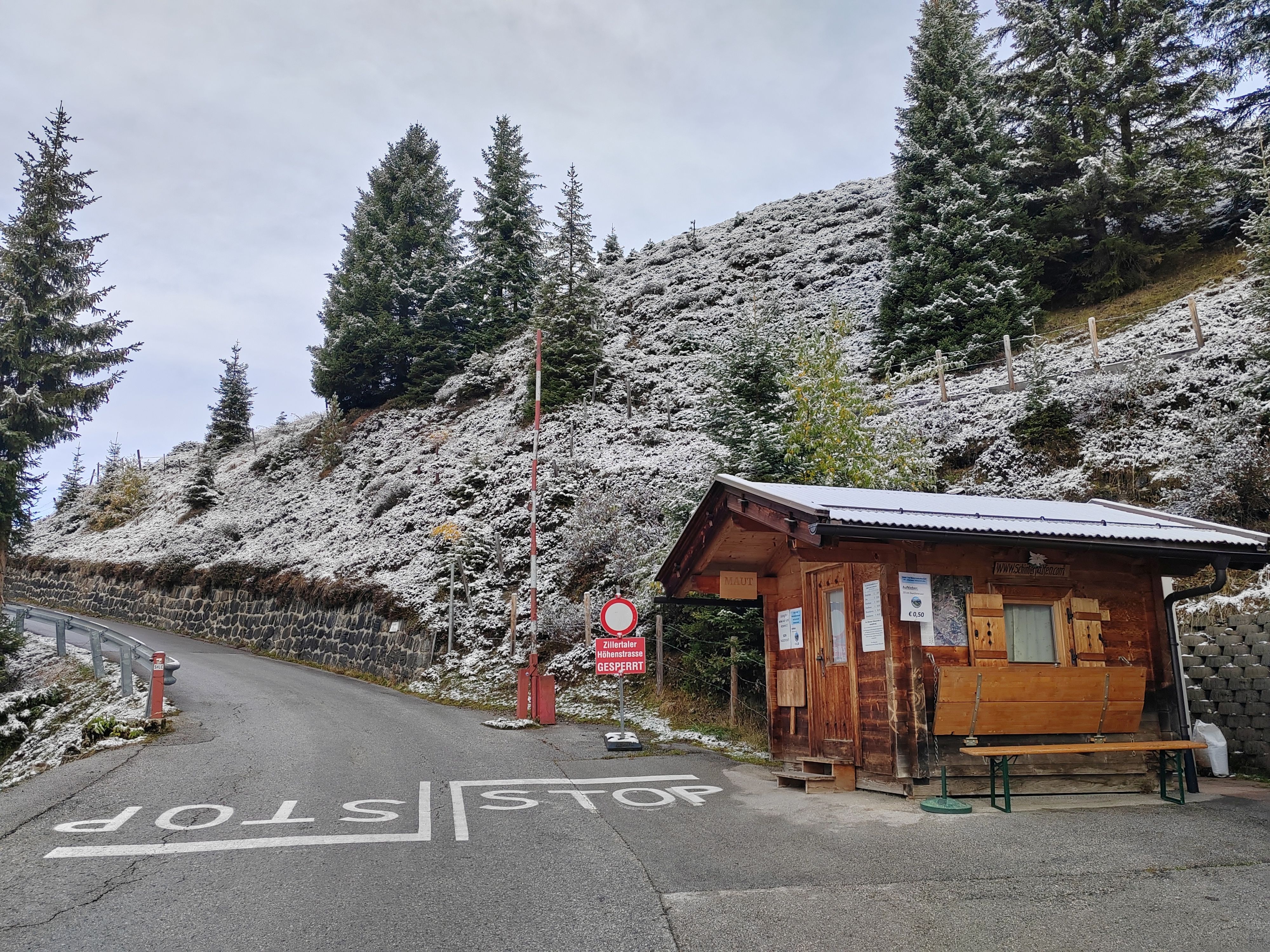 Heute.at - Wintereinbruch in Österreich! Straße komplett gesperrt