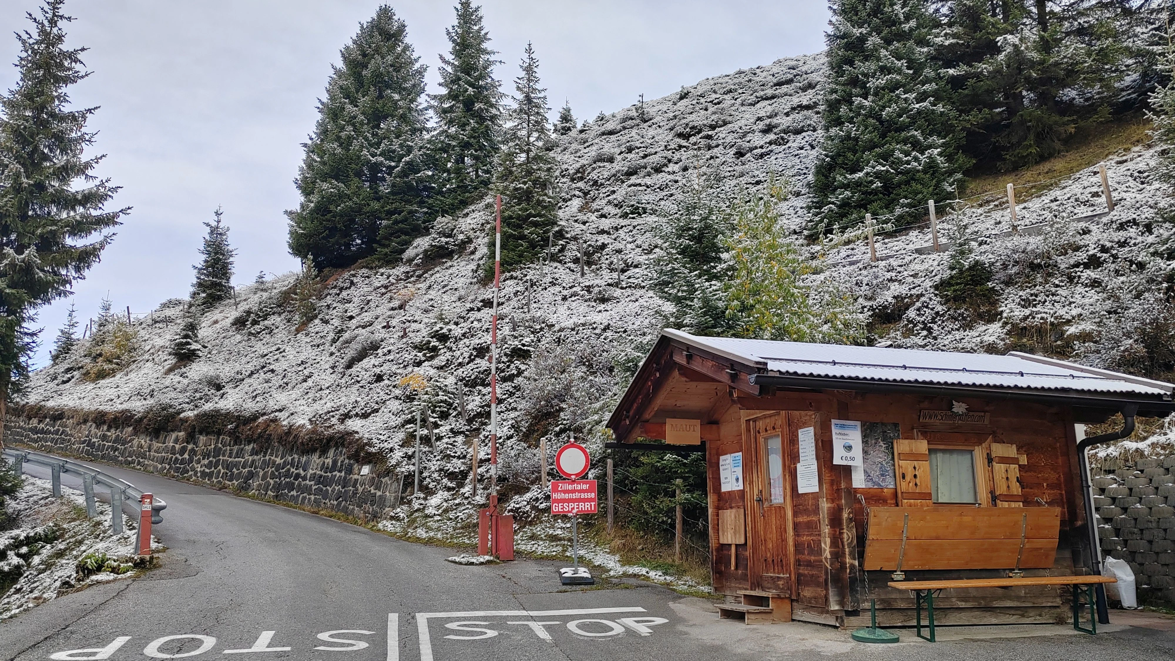 Heute.at - Wintereinbruch in Österreich! Straße komplett gesperrt