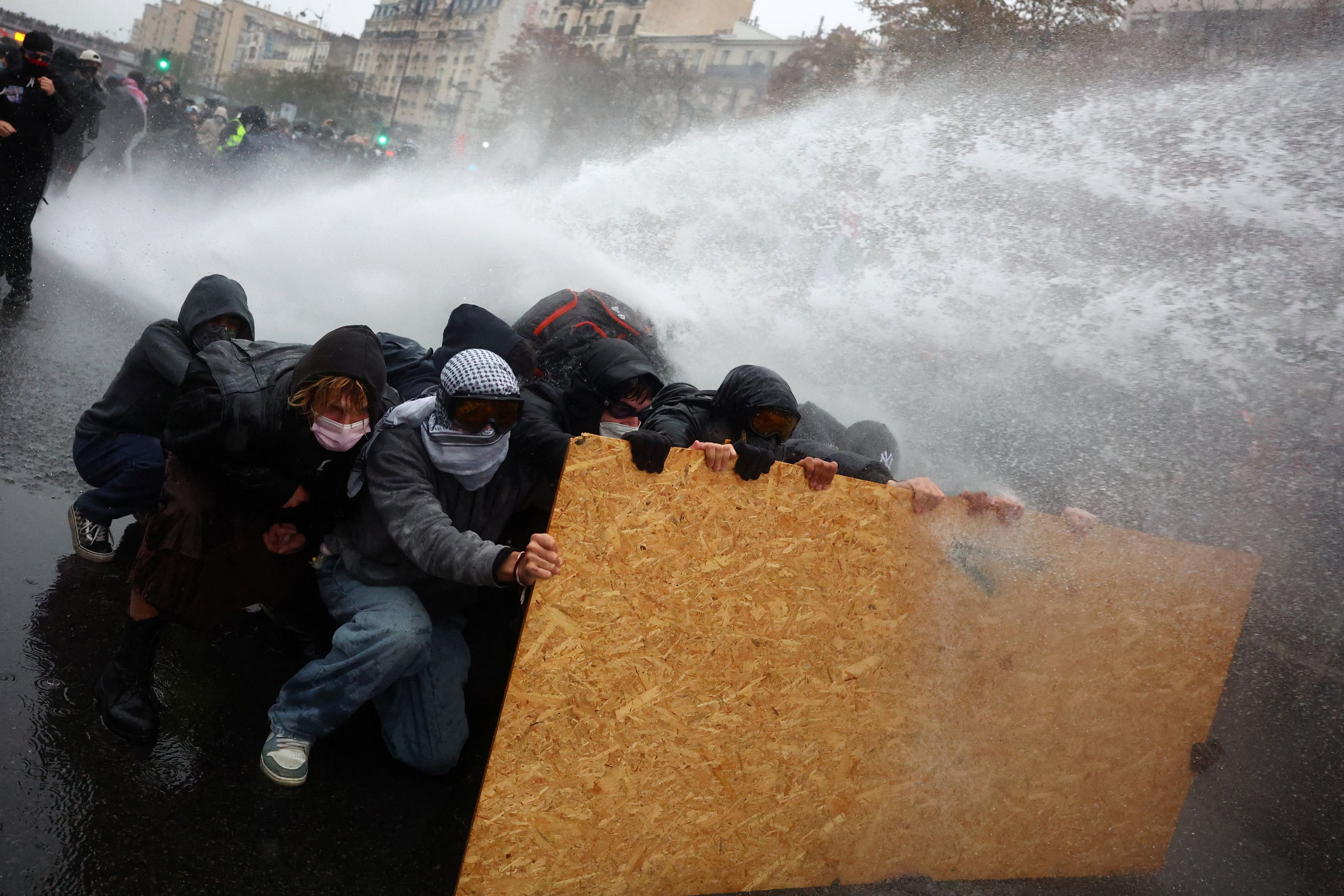 In Paris kam es offenbar erneut zu Ausschreitungen.