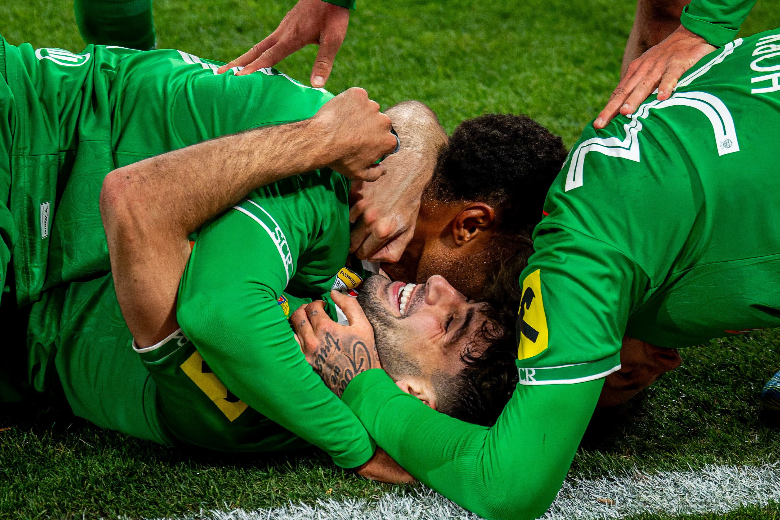 Erst jubelten sie zusammen, dann landeten Rapids Yusuf Demir und Jannes Horn auf dem Rasen. 