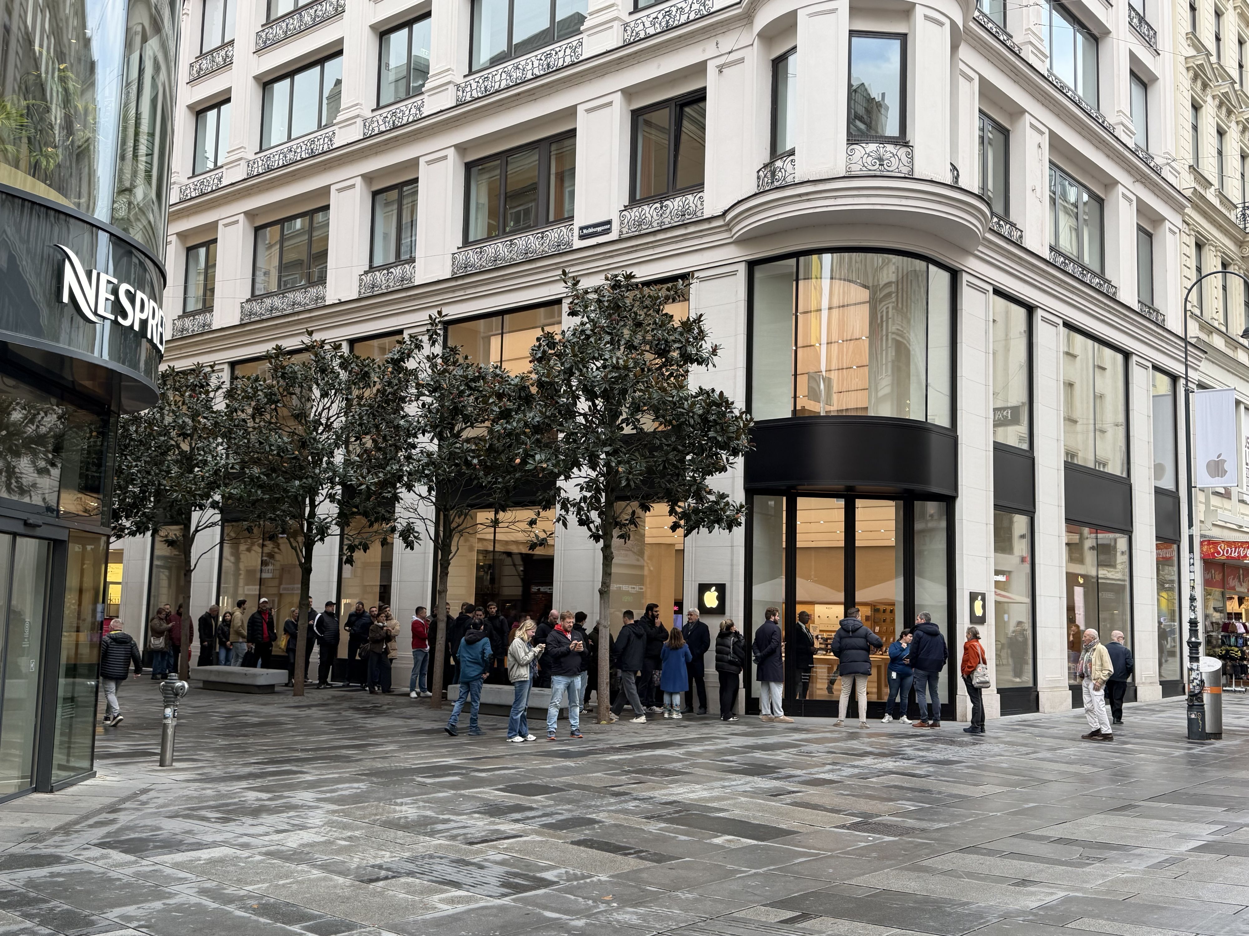 Die Schlange vor dem Apple Store reißt nicht ab.