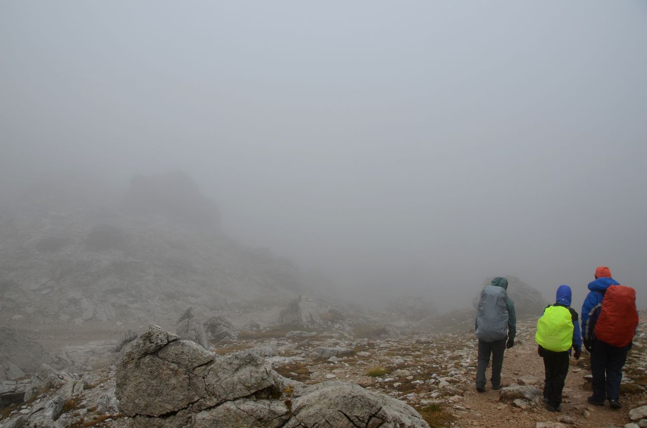 Bei dichtem Nebel ließ eine Mutter ihre zwei Kinder am Berg zurück.