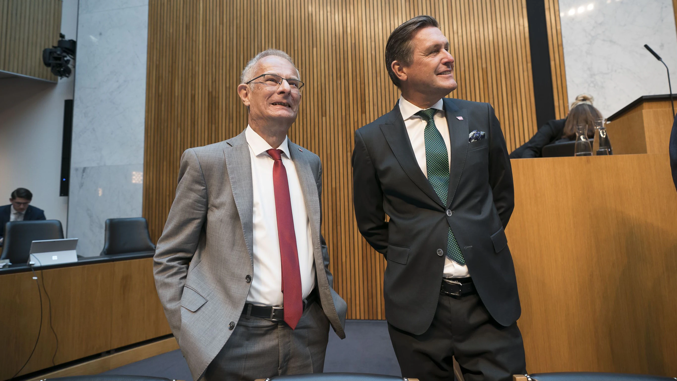 Finanzminister Markus Marterbauer und Verkehrsminister Peter Hanke (beide SPÖ) präsentieren die "Gebührenbremse".
