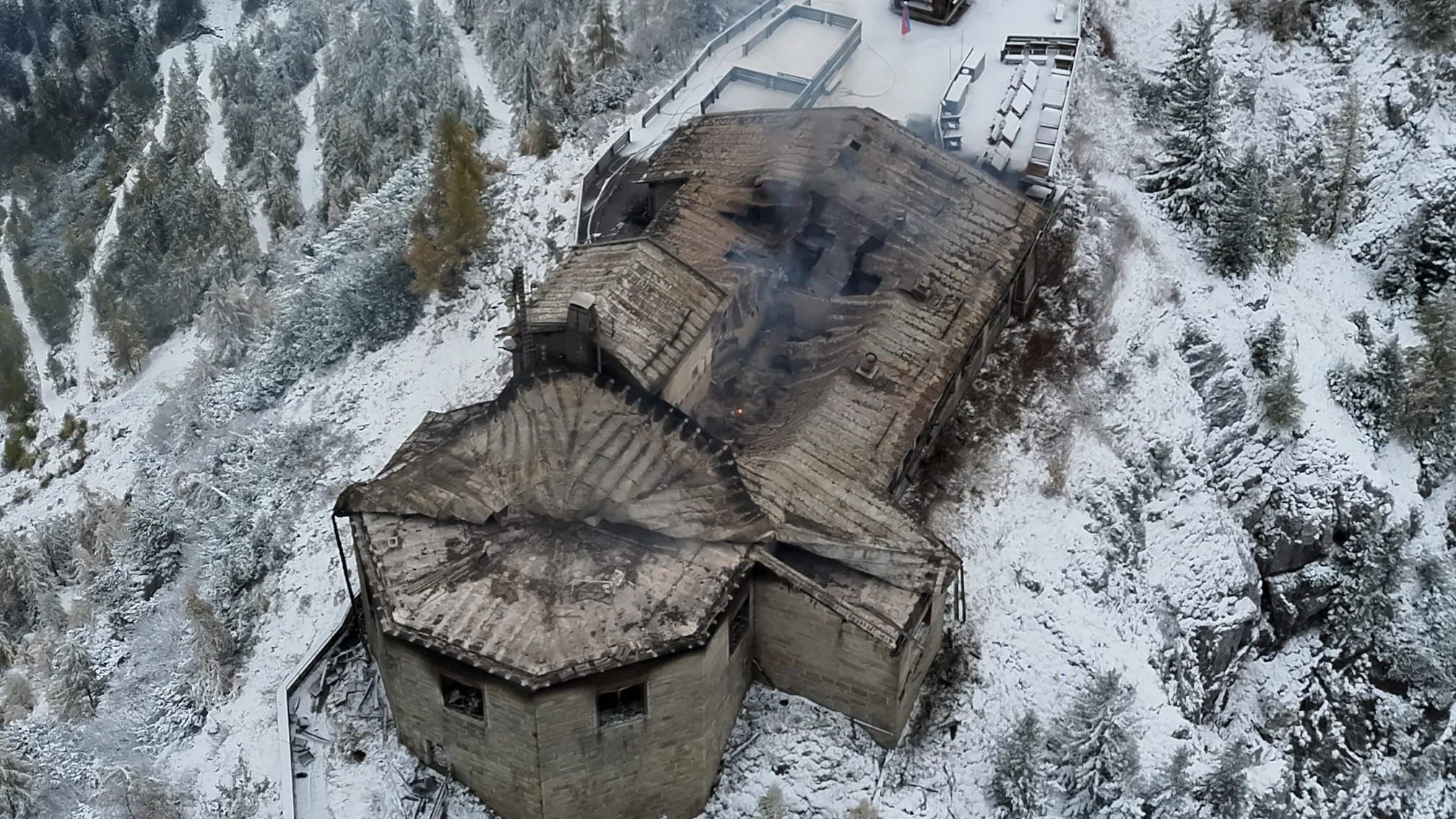 Heute.at - Hitlers Teehaus abgefackelt – Antifa-Material bei Biker