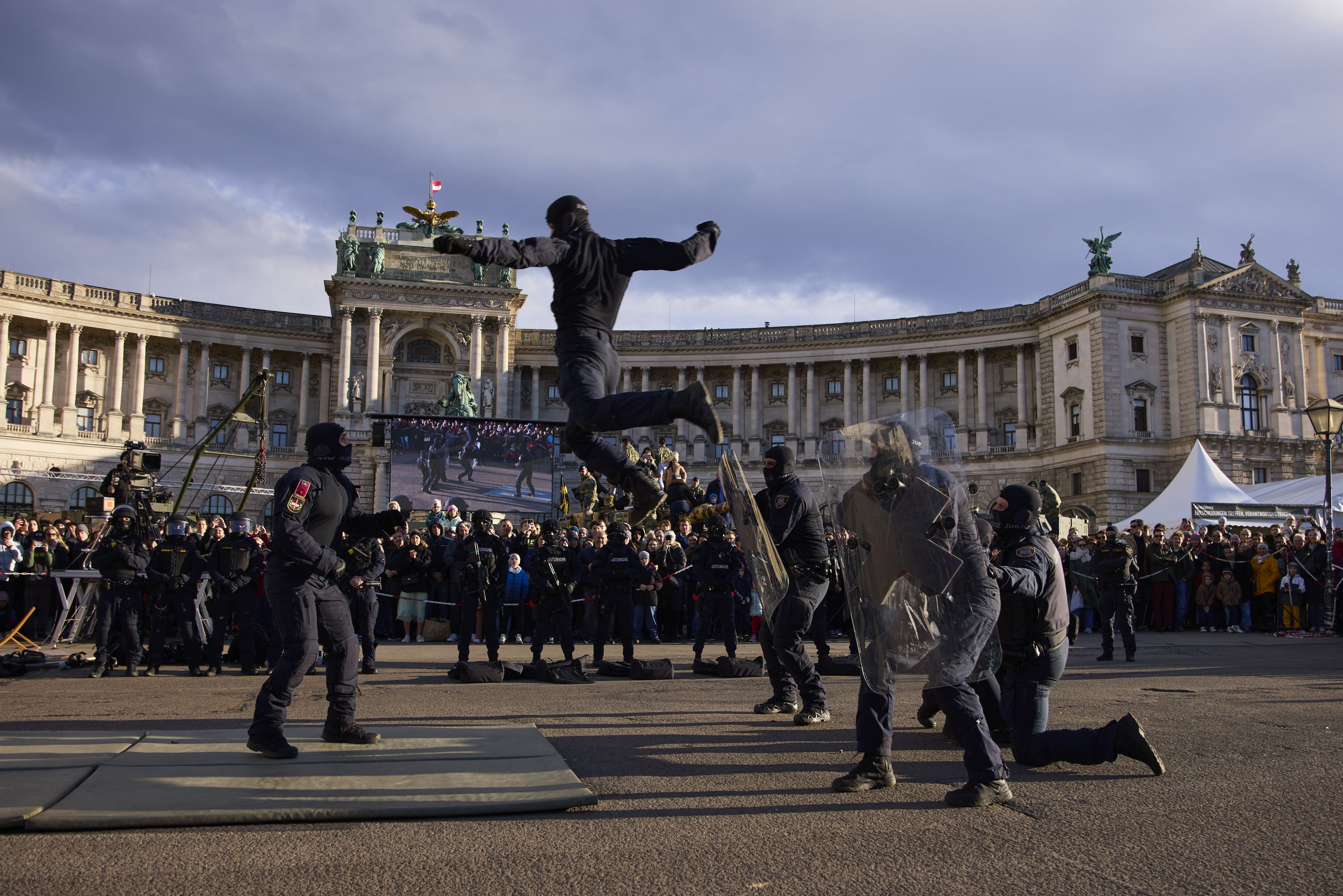 Heute.at - Spezialeinheit zeigt am Wiener Heldenplatz ihr Können