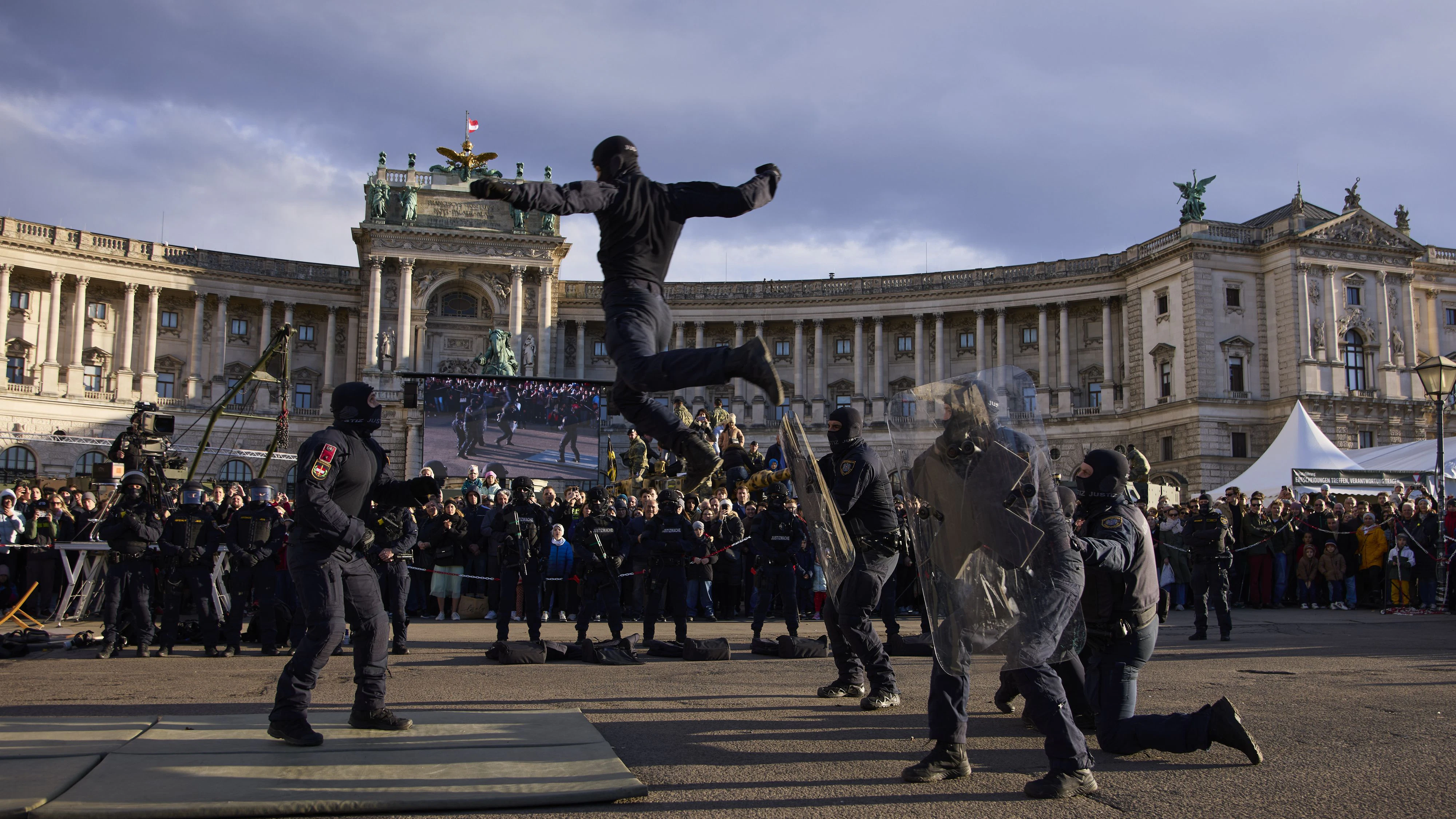 Leistungsschau der Justizwache am Wiener Heldenplatz.