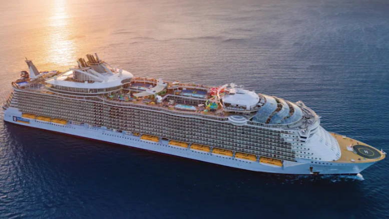 vor dem Start der „Oasis of the Seas“