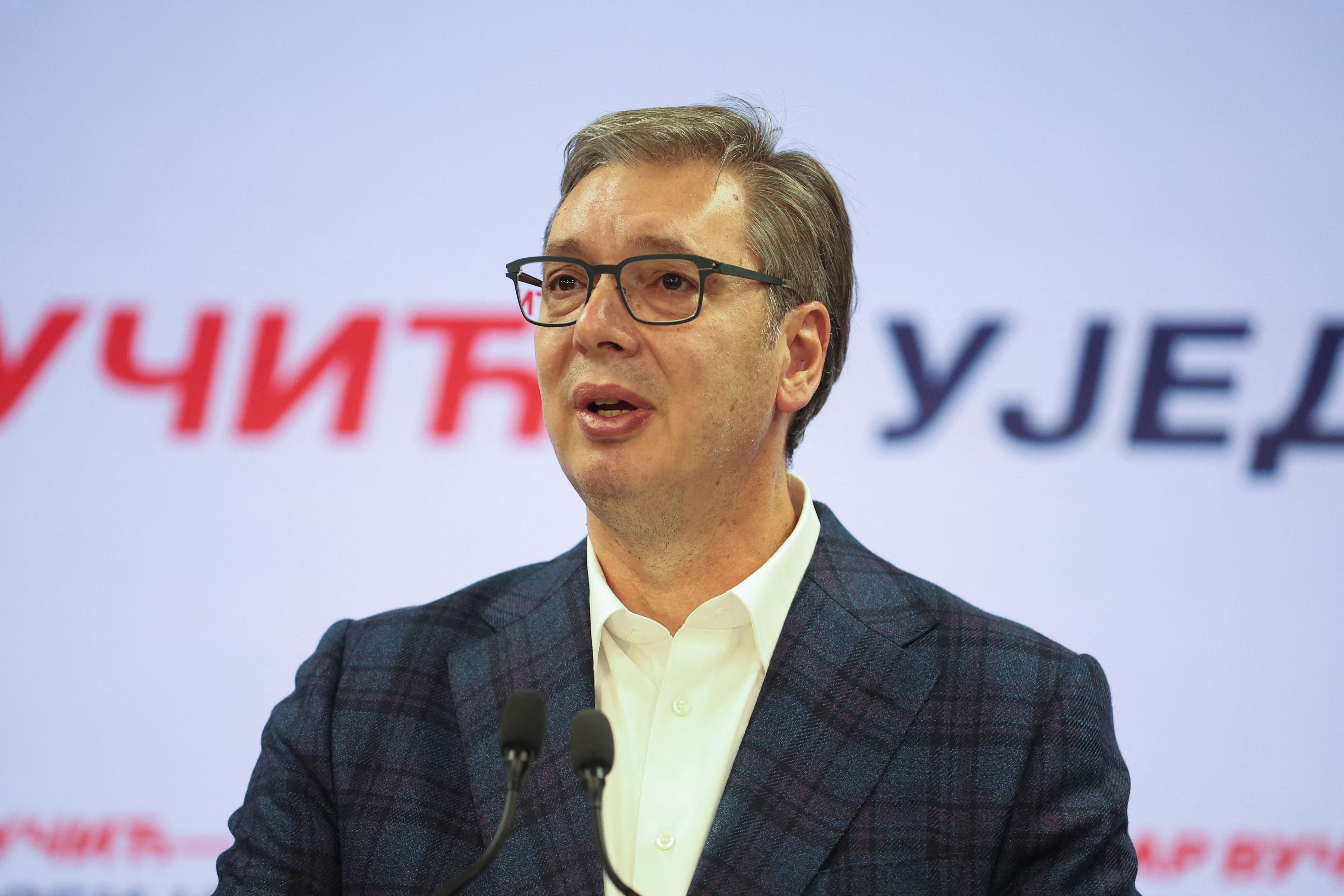 Serbiens Präsident Aleksandar Vučić gesteht die Niederlage ein.