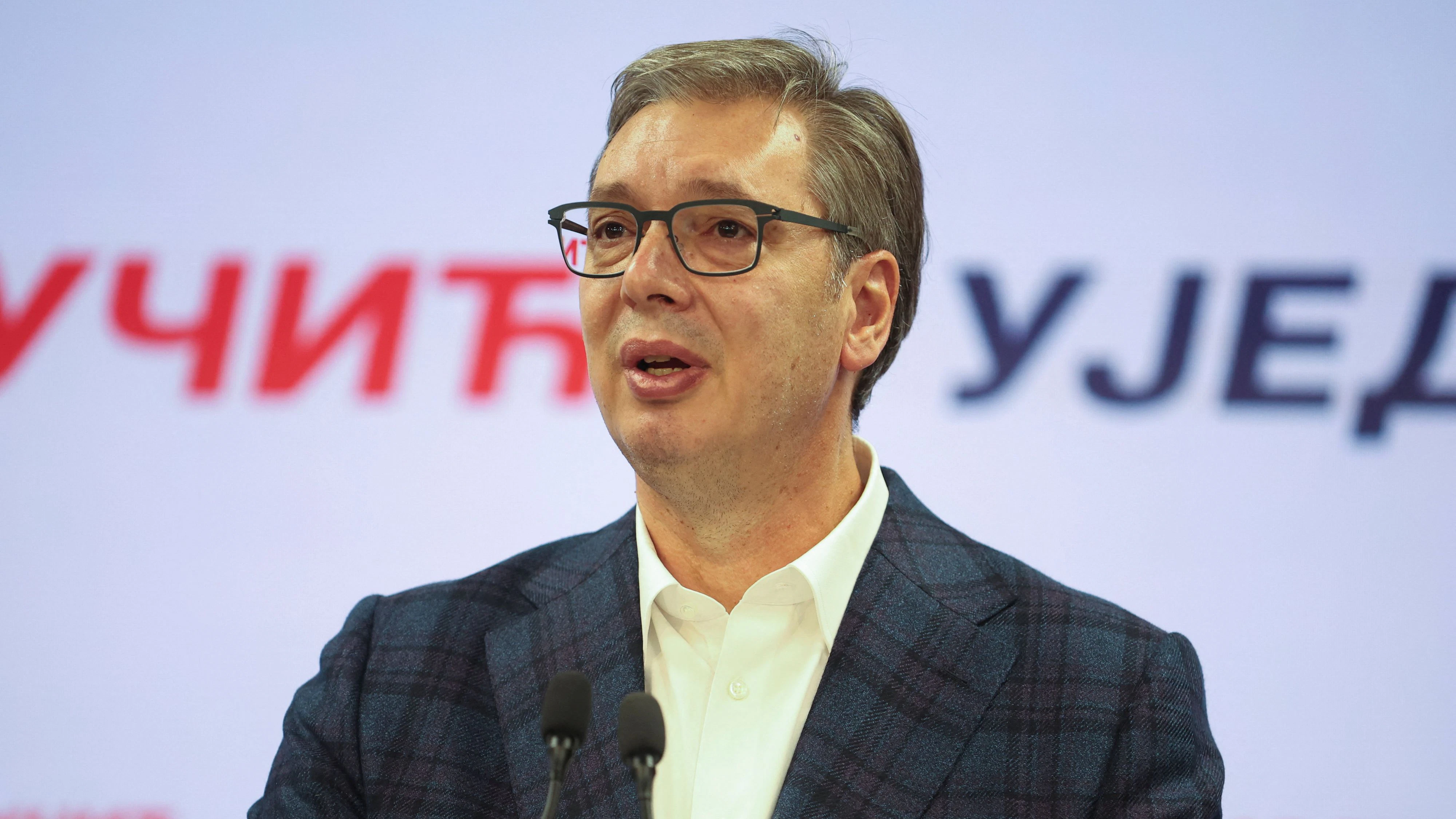 Serbiens Präsident Aleksandar Vucic gesteht die Niederlage ein.