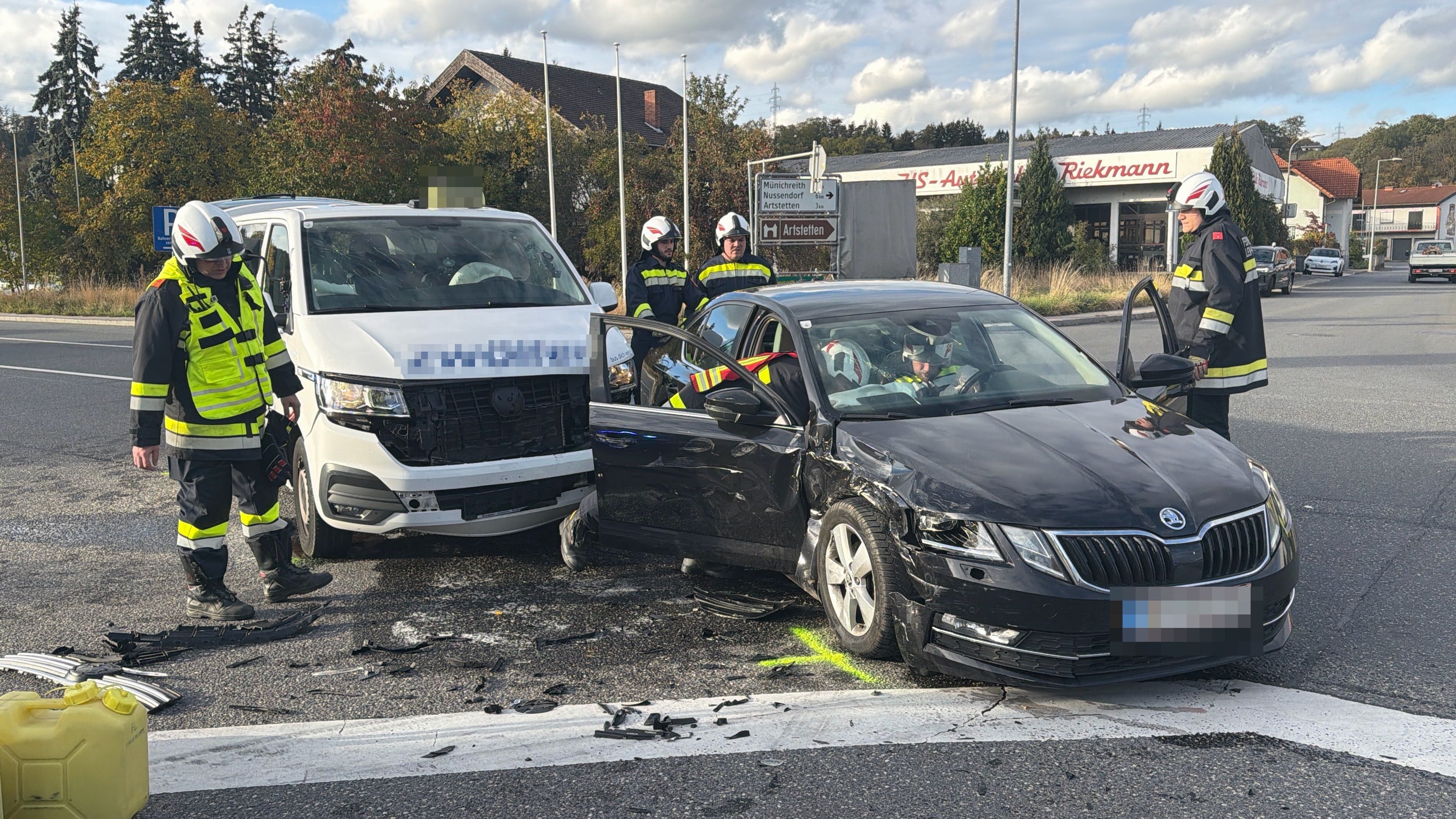 Die Einsatzkräfte kümmerten sich um die verletzten Personen.