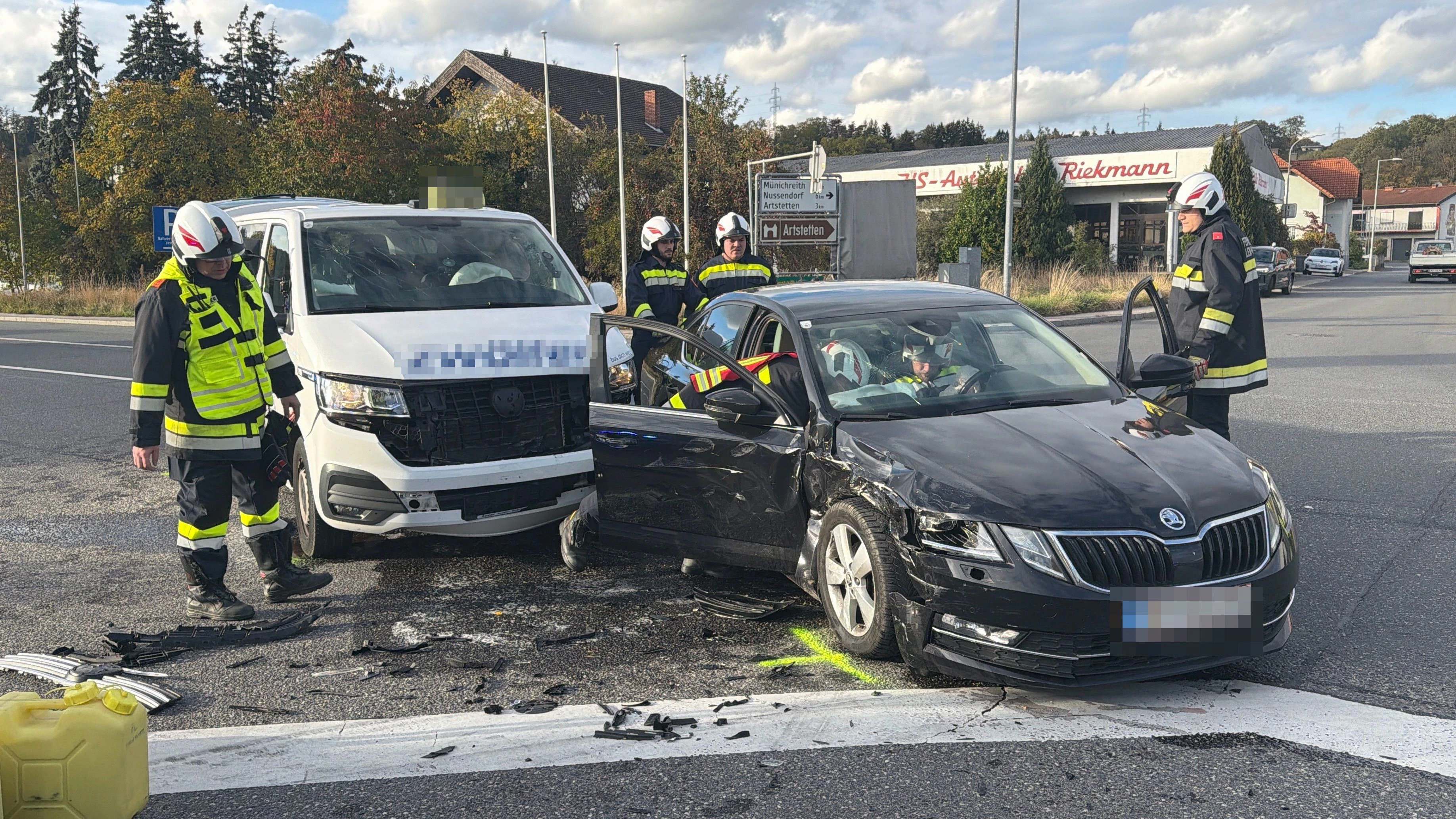 Die Einsatzkräfte kümmerten sich um die verletzten Personen.