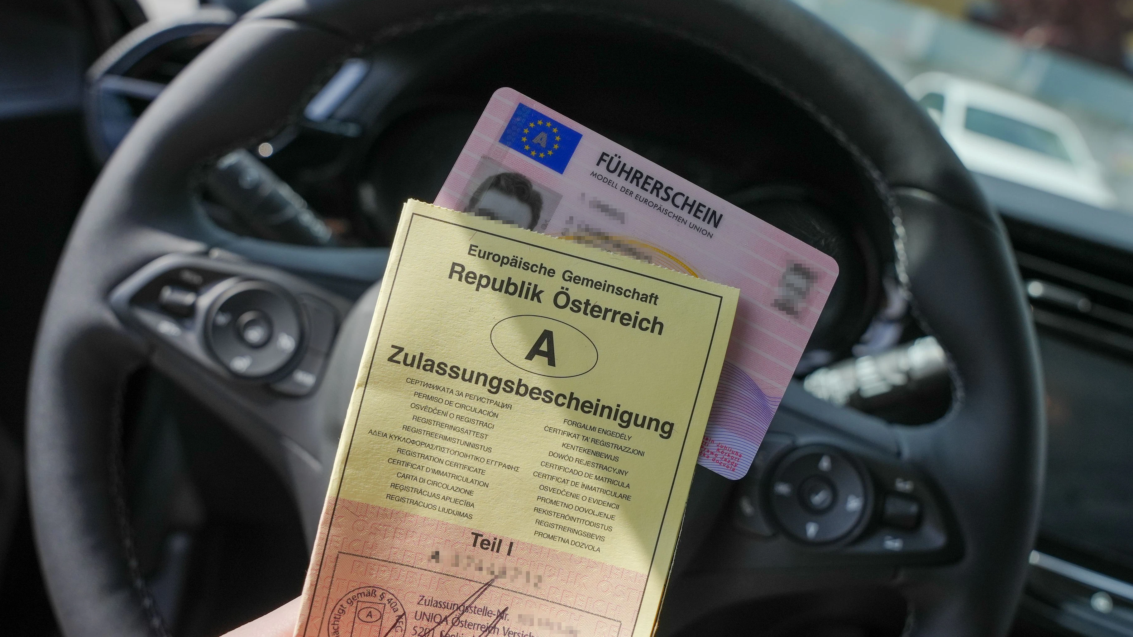Salzburg, Österreich - Themenbild: Am Bild symbolische Darstellung zum Thema Fahrzeugzulassung und Führerschein in Österreich. Genauer ist ein Führerschein sowie die Fahrzeug-Zulassung zu sehen!