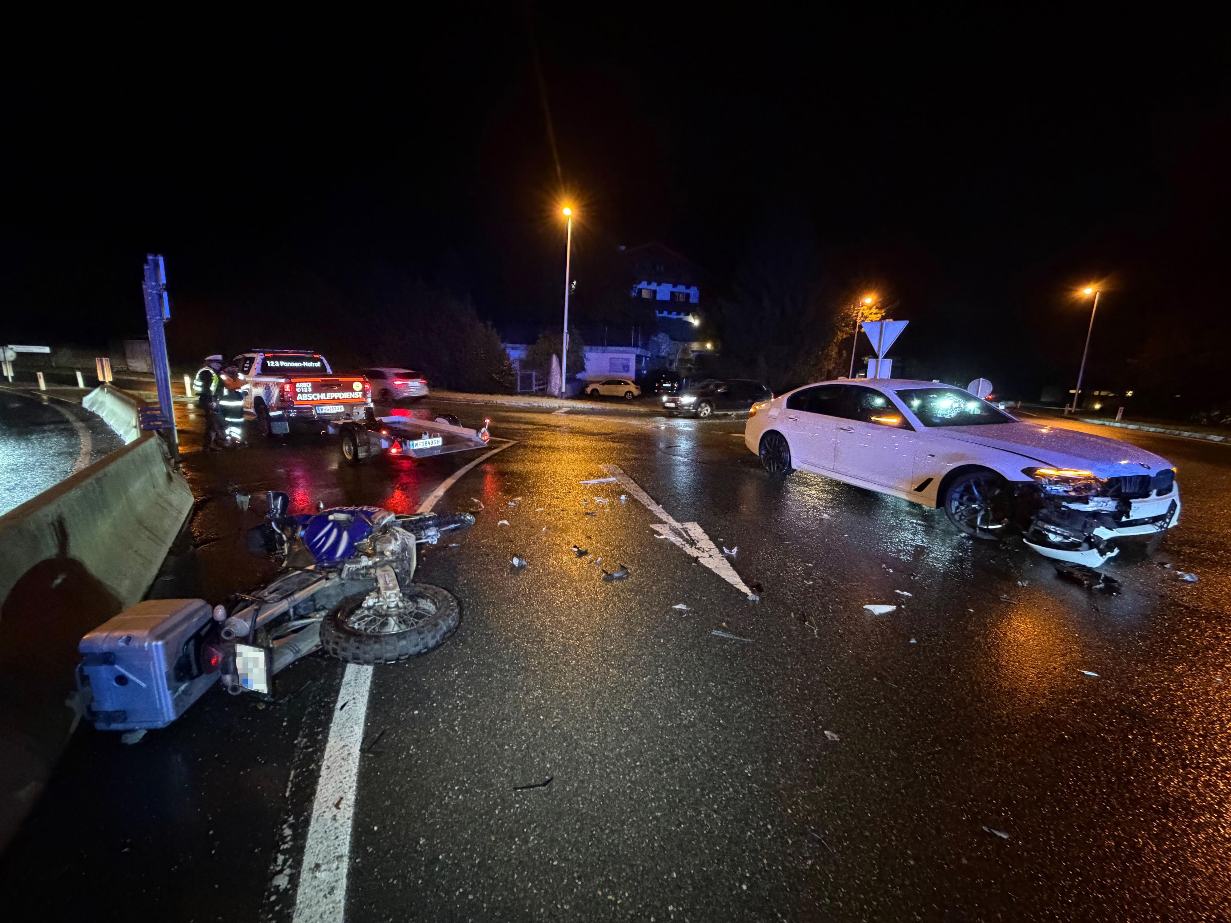 Heute.at - Heftiger Crash mit BMW! Motorradfahrer muss ins Spital