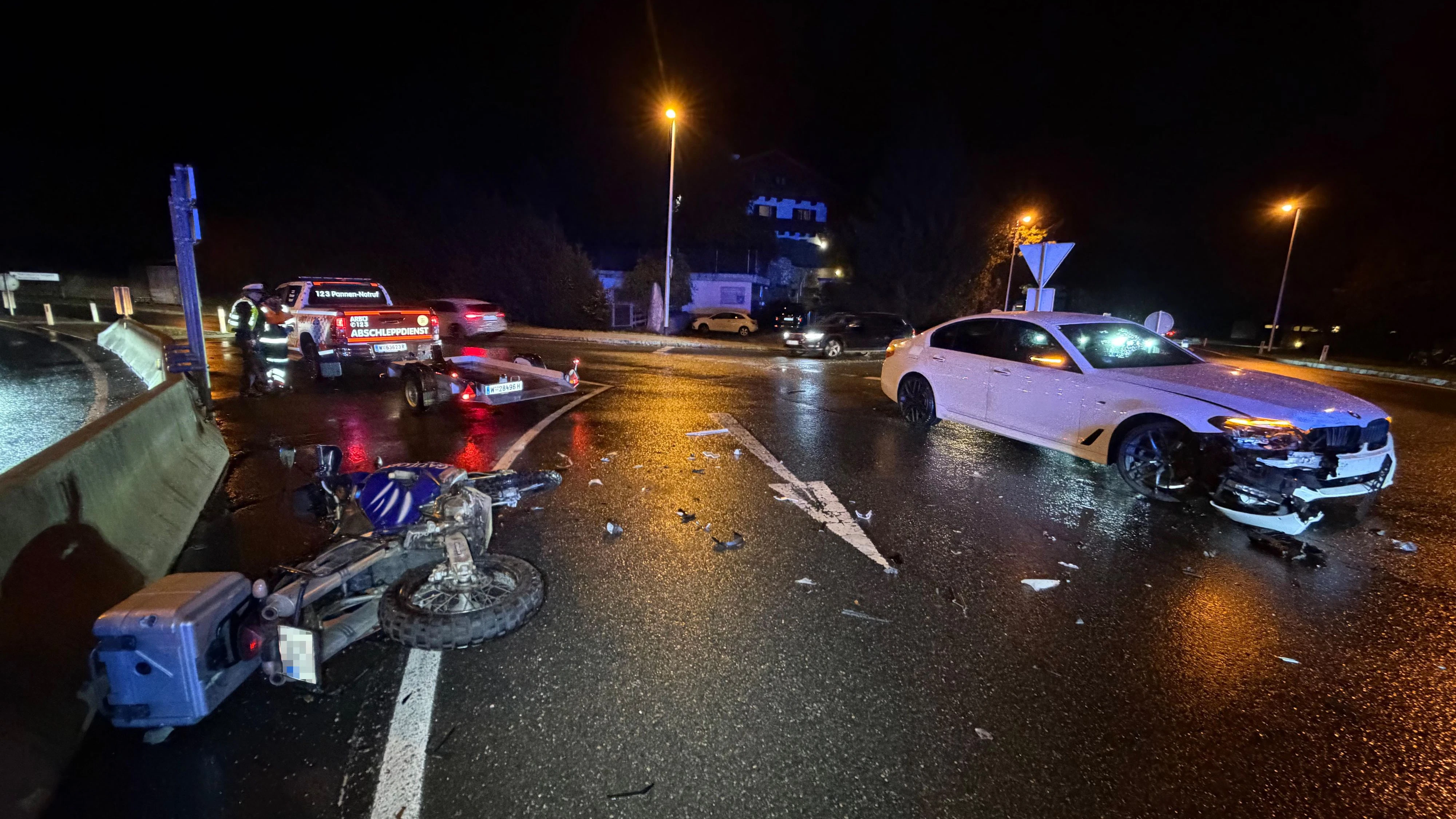Heute.at - Heftiger Crash mit BMW! Motorradfahrer muss ins Spital