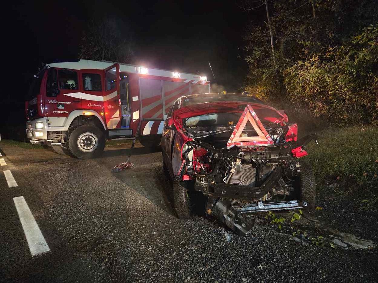 Heute.at - Essenszusteller kracht mit Auto gegen Bäume