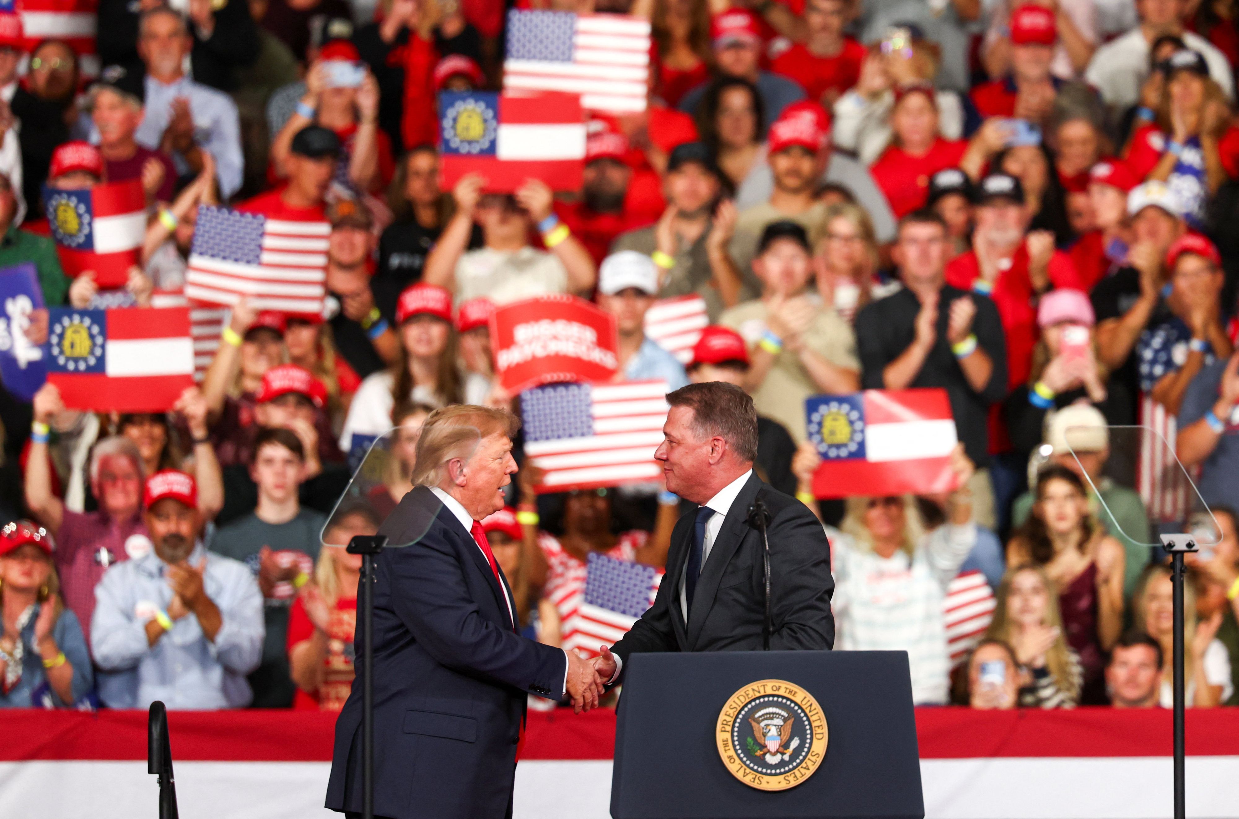 Audi-Chef Gernot Döllner bei einem Wahlkampf-Auftritt von US-Präsident Donald Trump.