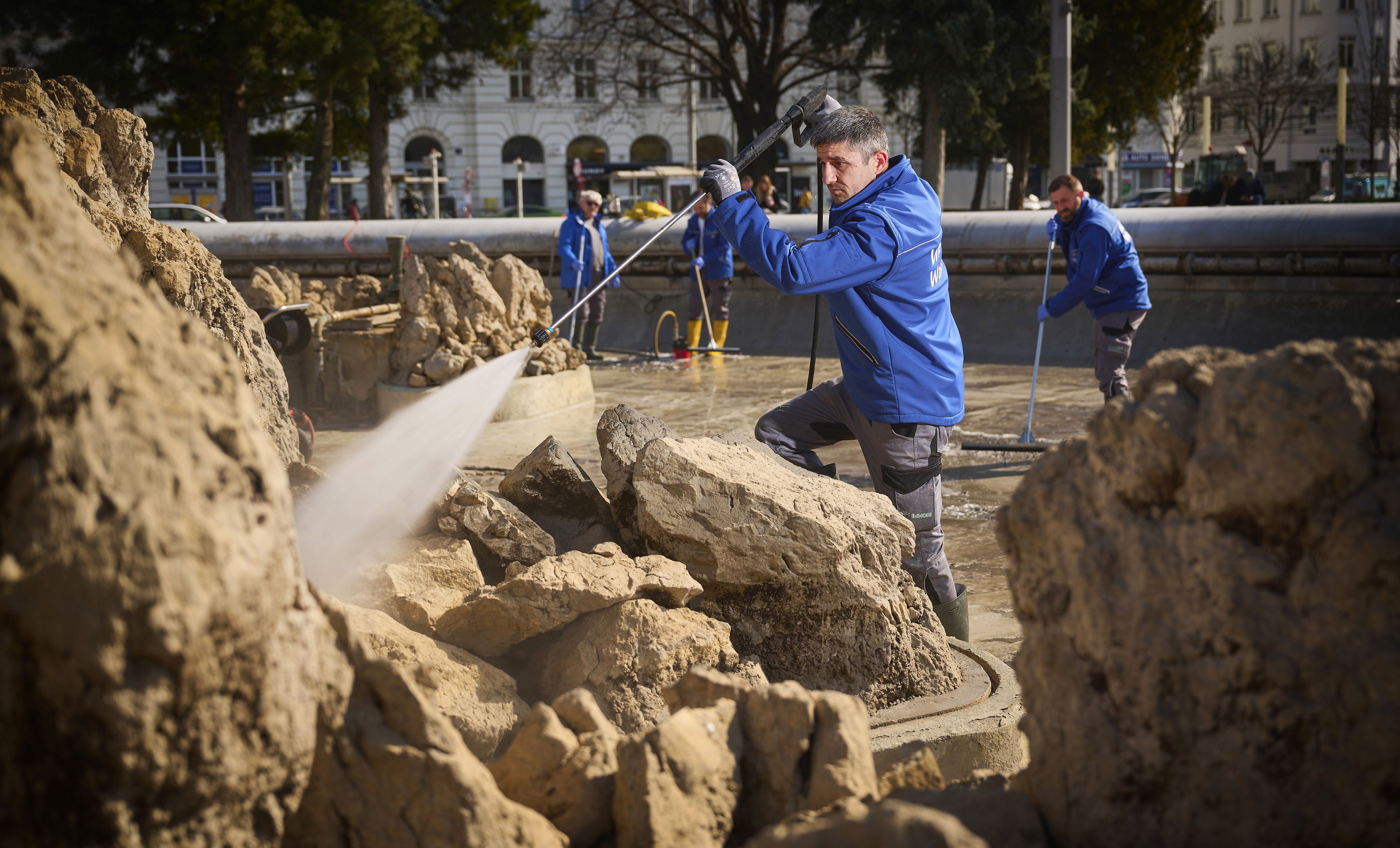 Eine gründliche Reinigung der Brunnen steht jedes Jahr auf dem Programm.